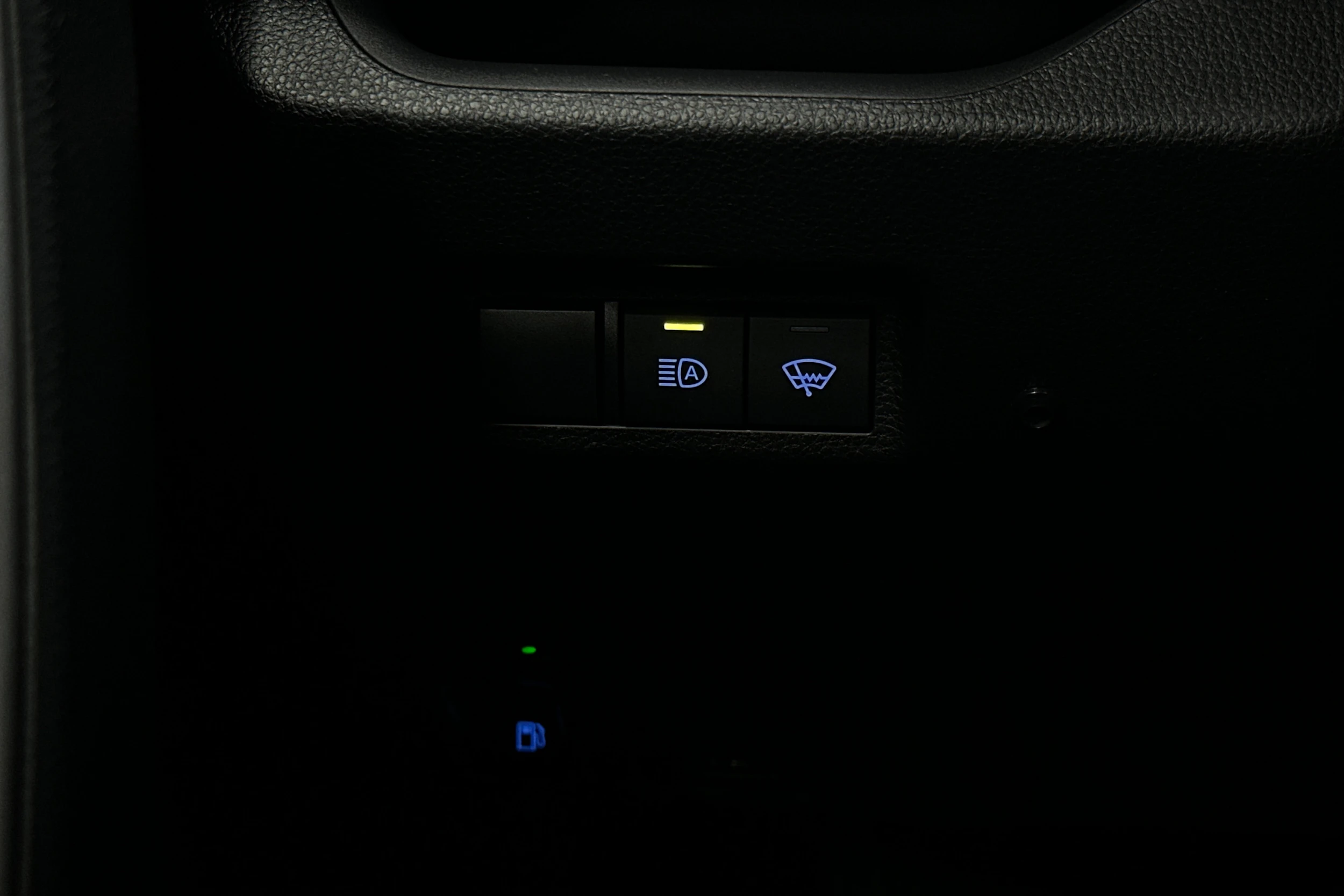 vihreä Toyota RAV4 2021 kuva 15.