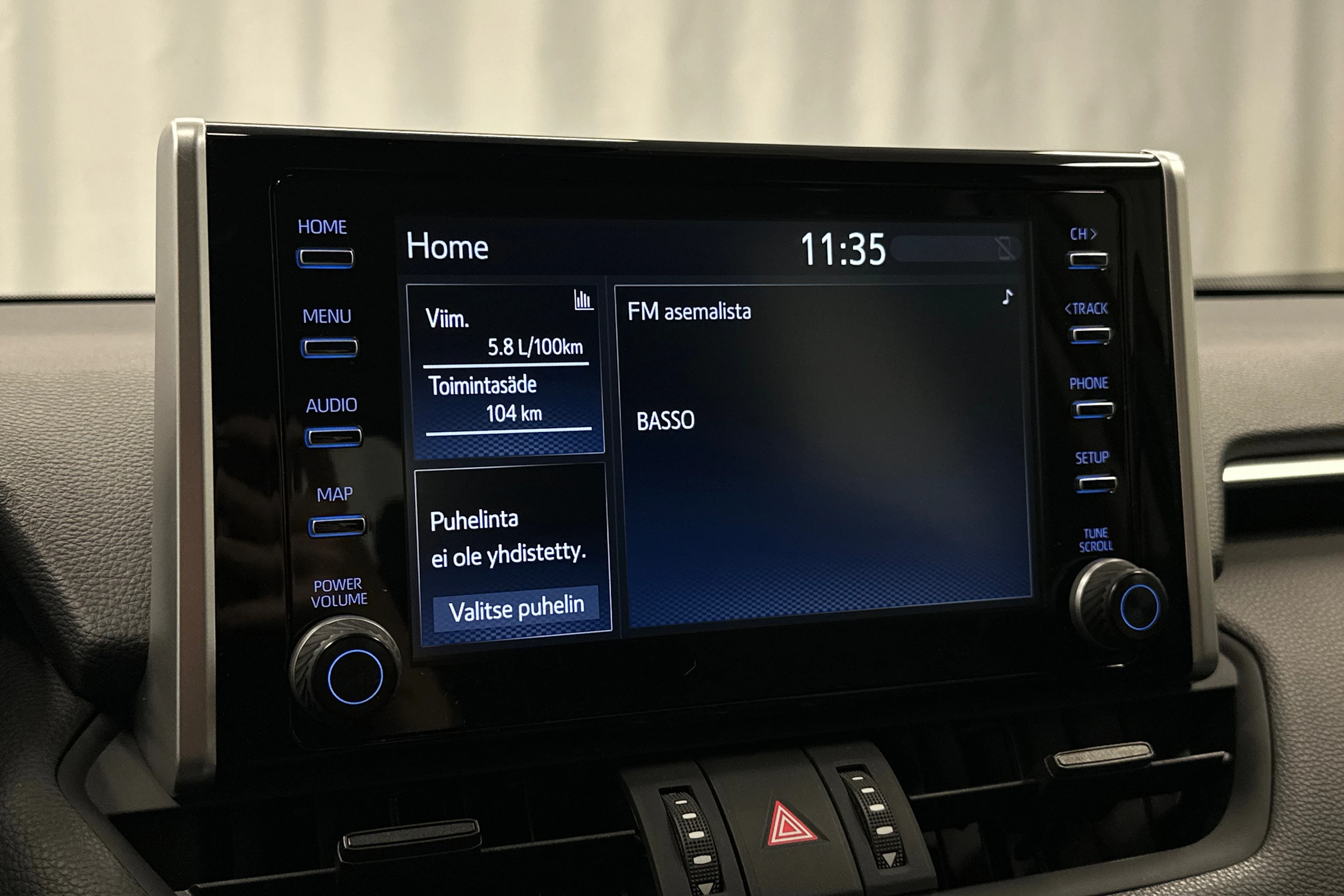 vihreä Toyota RAV4 2021 kuva 16.