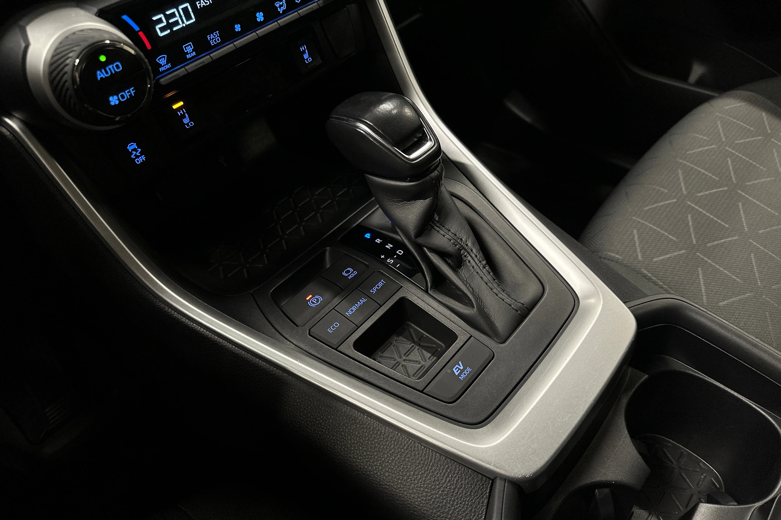 vihreä Toyota RAV4 2021 kuva 24.
