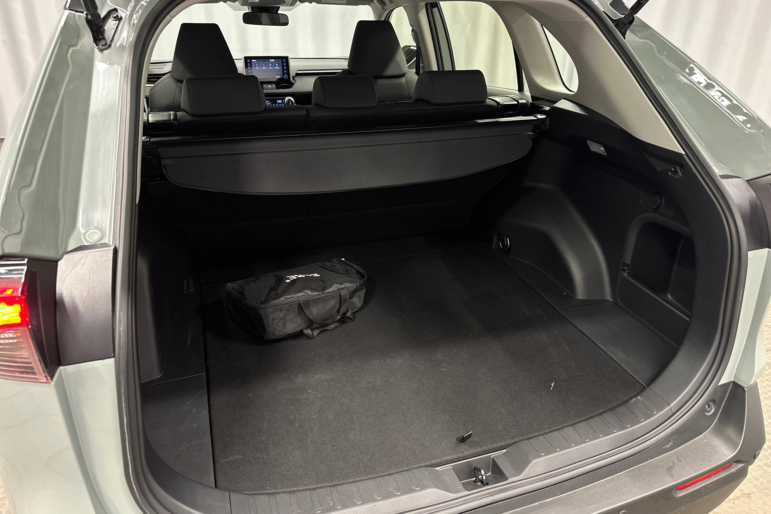 vihreä Toyota RAV4 2021 kuva 27.
