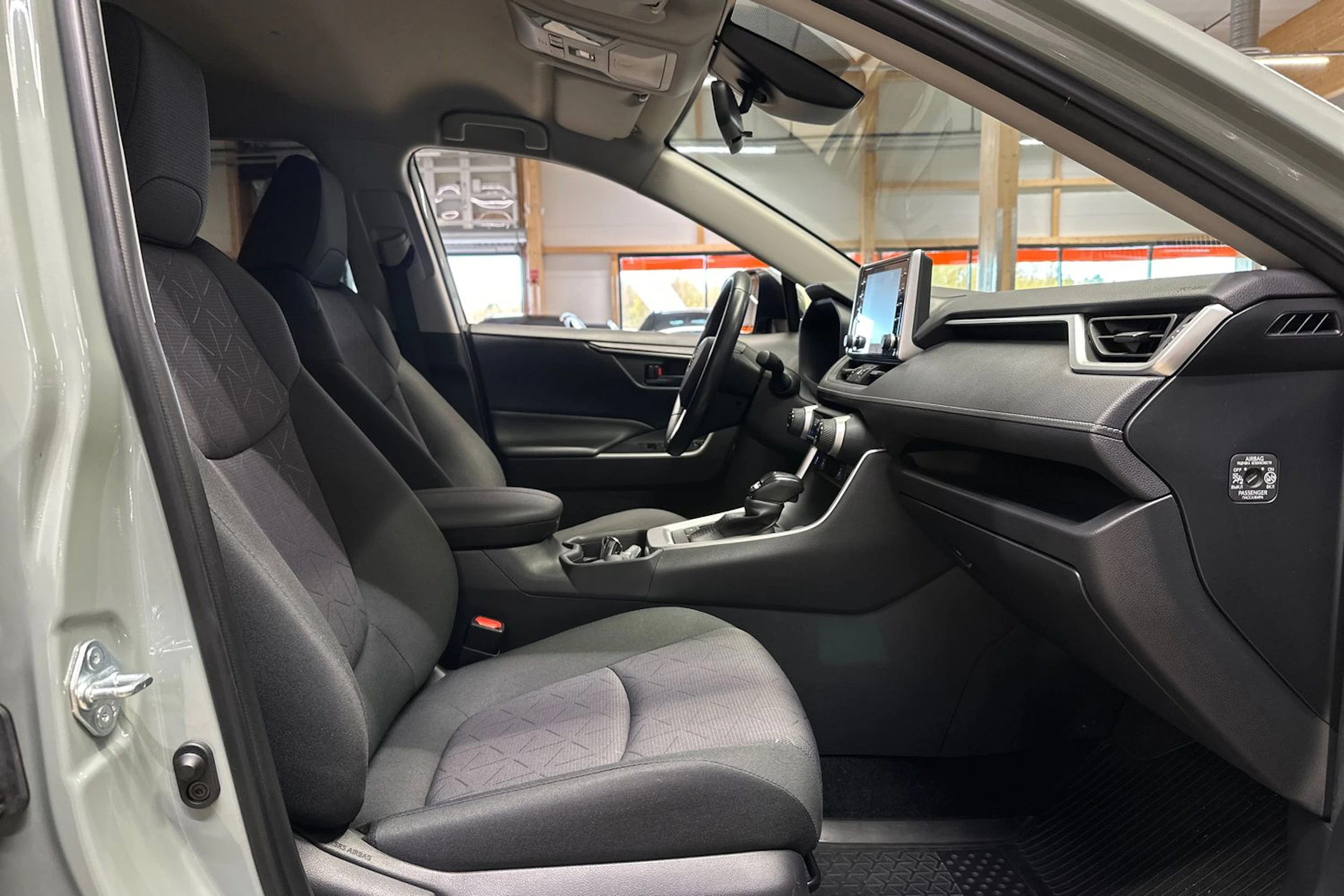 vihreä Toyota RAV4 2021 kuva 10.