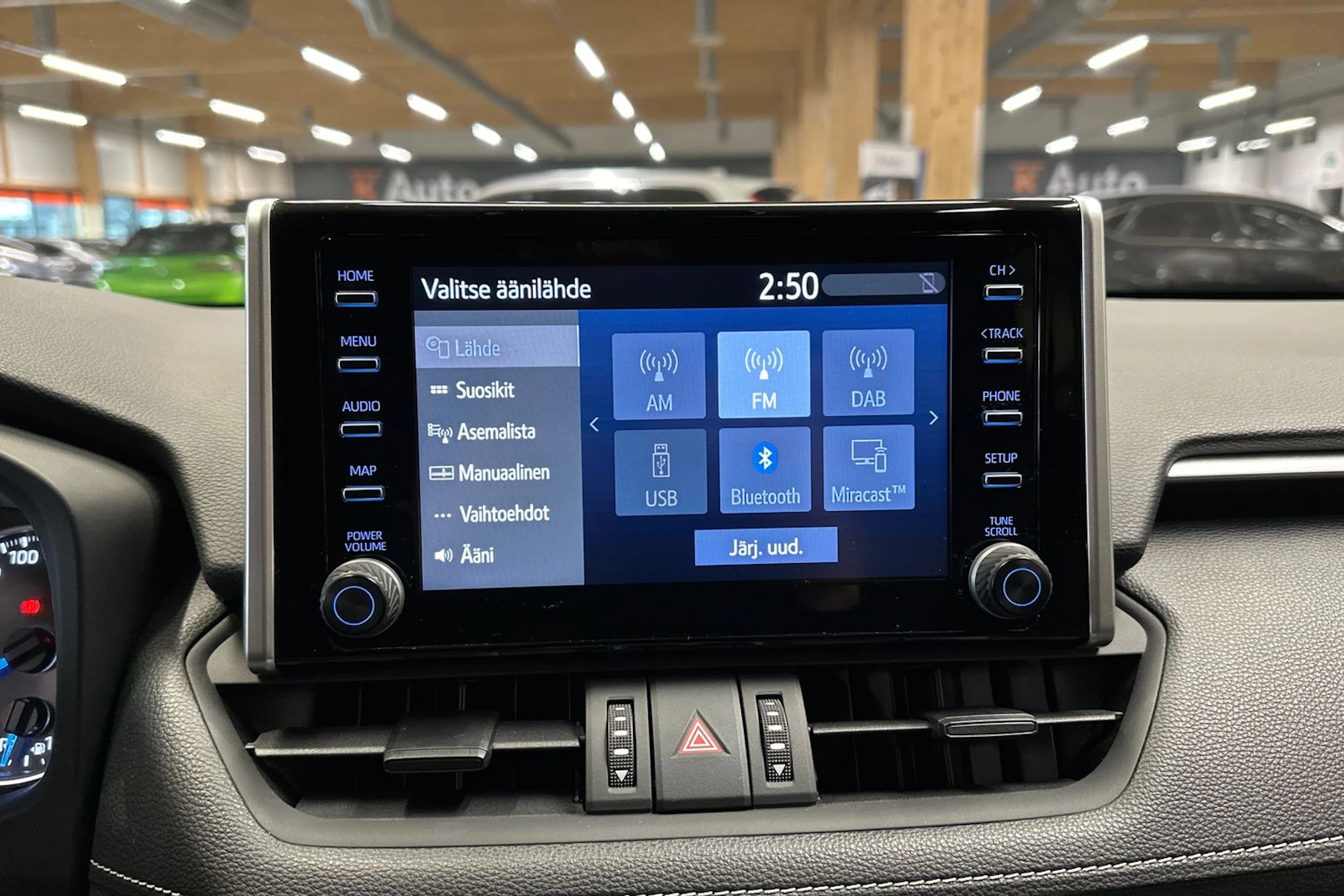 vihreä Toyota RAV4 2021 kuva 12.