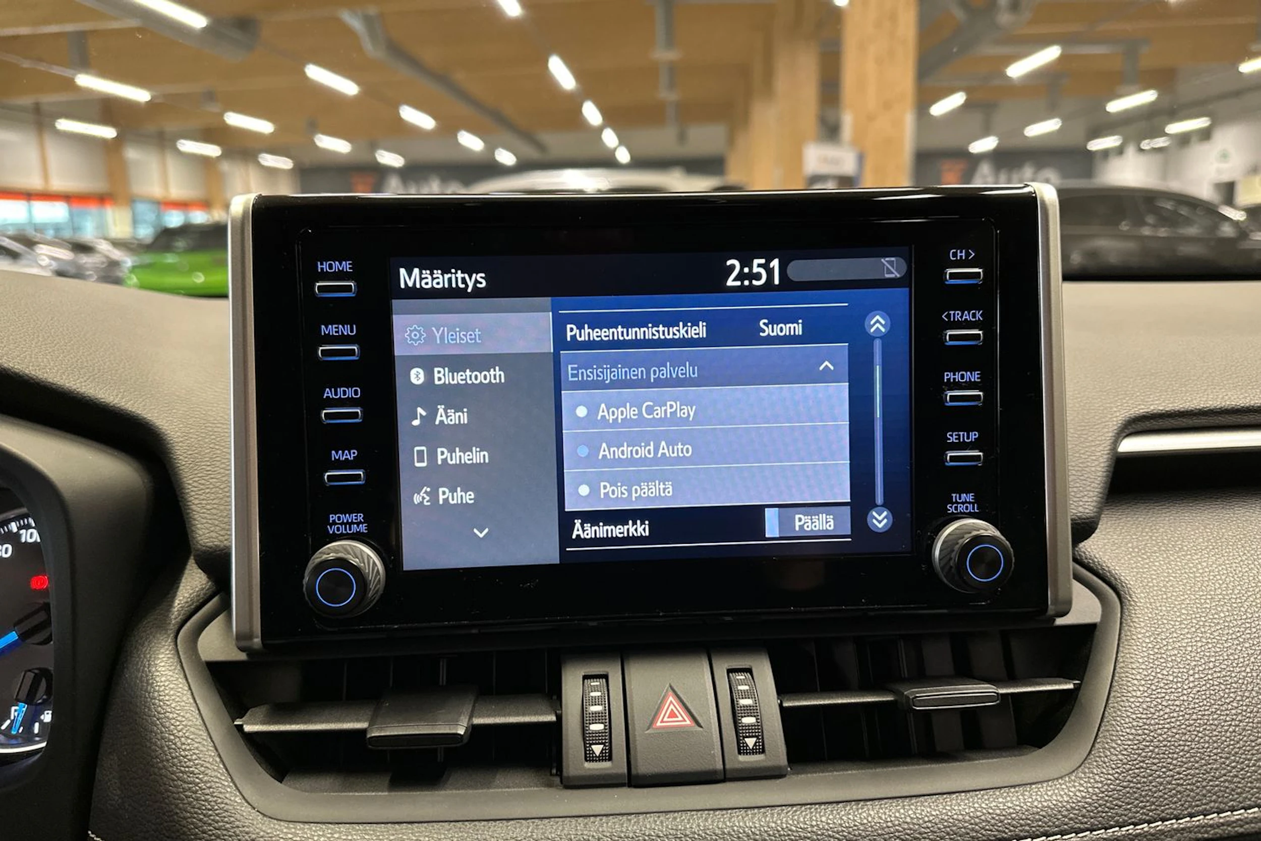 vihreä Toyota RAV4 2021 kuva 13.