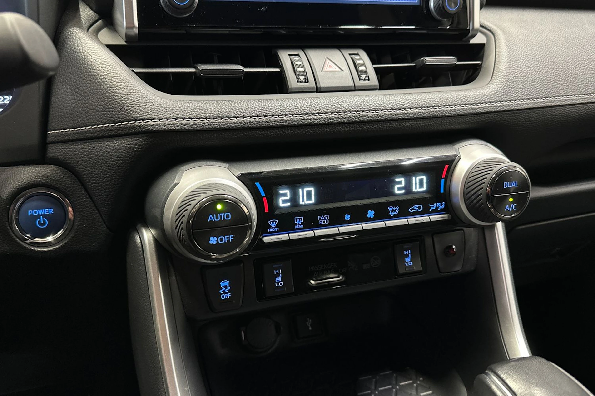 vihreä Toyota RAV4 2021 kuva 15.