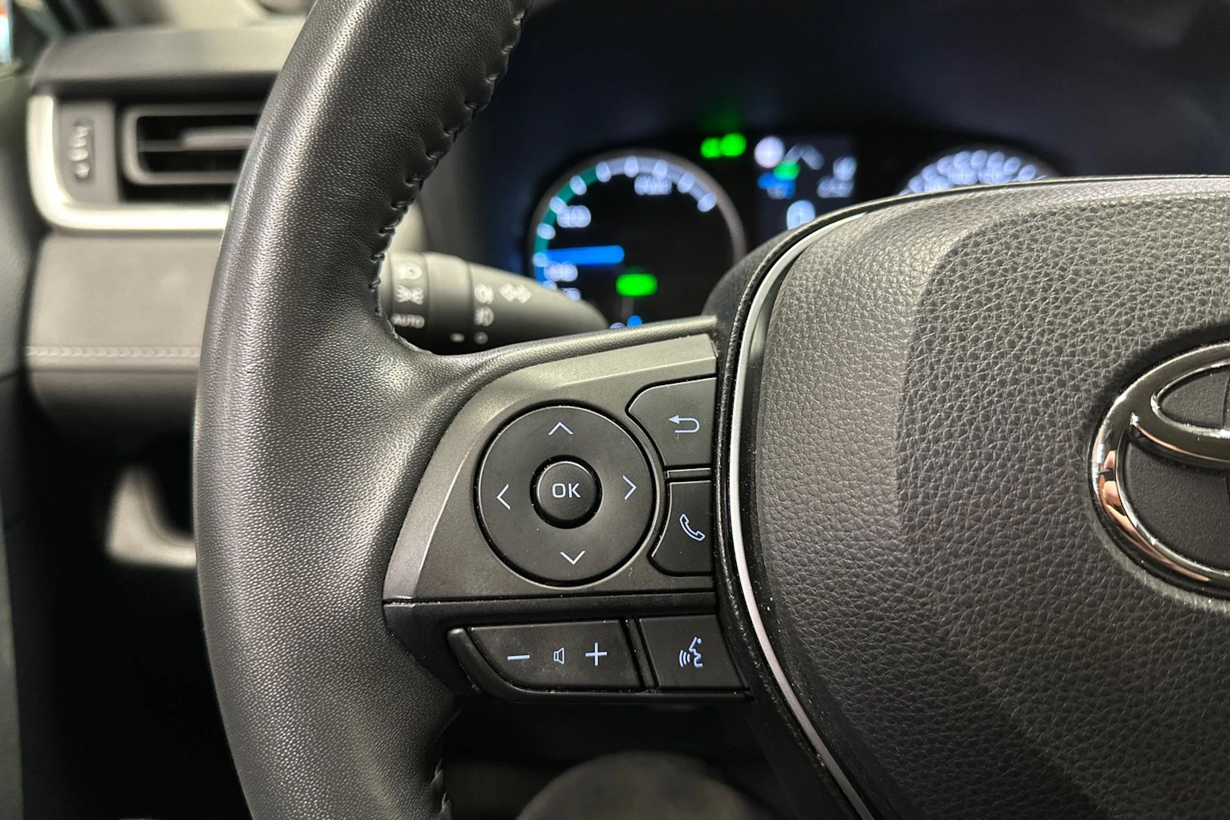 vihreä Toyota RAV4 2021 kuva 18.