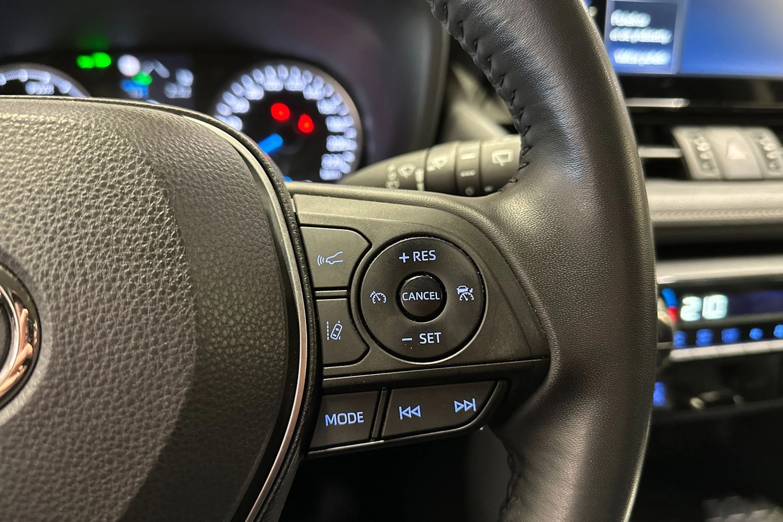 vihreä Toyota RAV4 2021 kuva 19.