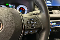 vihreä Toyota RAV4 2021 kuva 19.