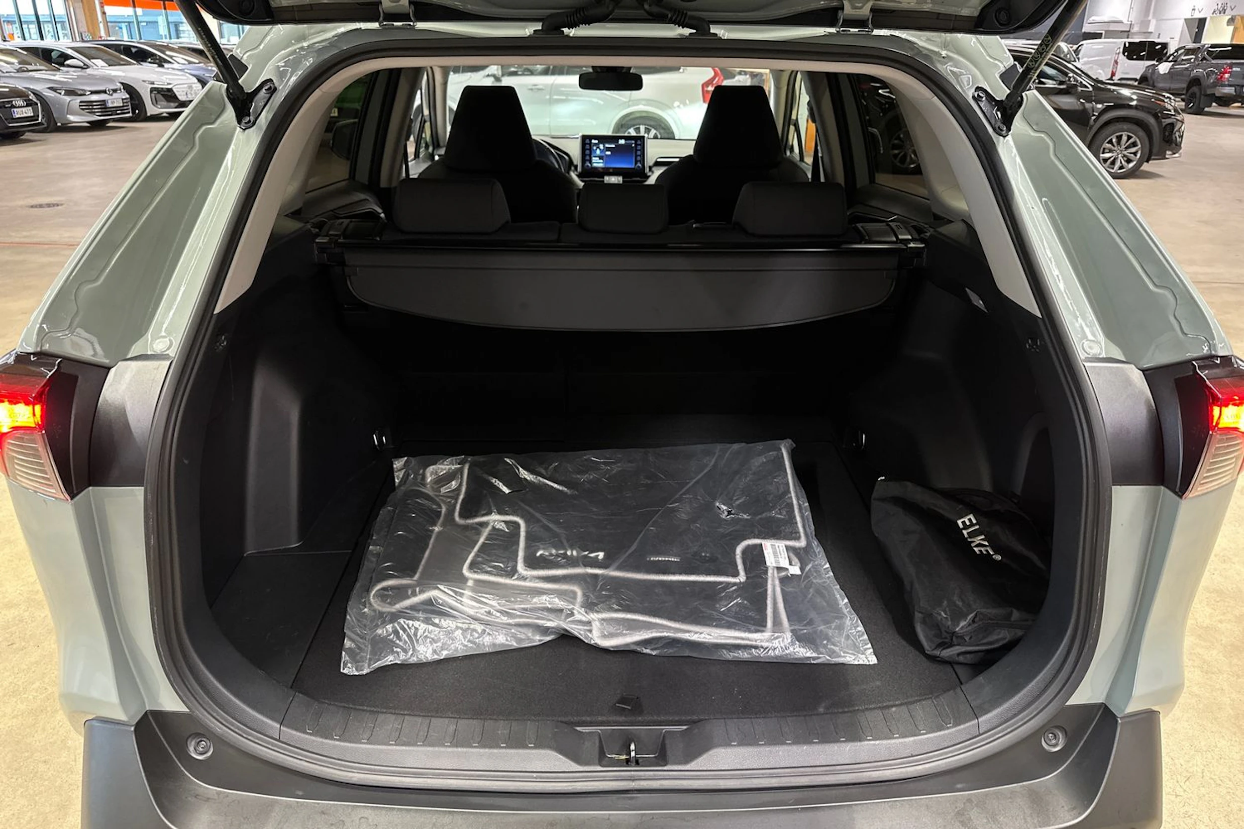 vihreä Toyota RAV4 2021 kuva 22.