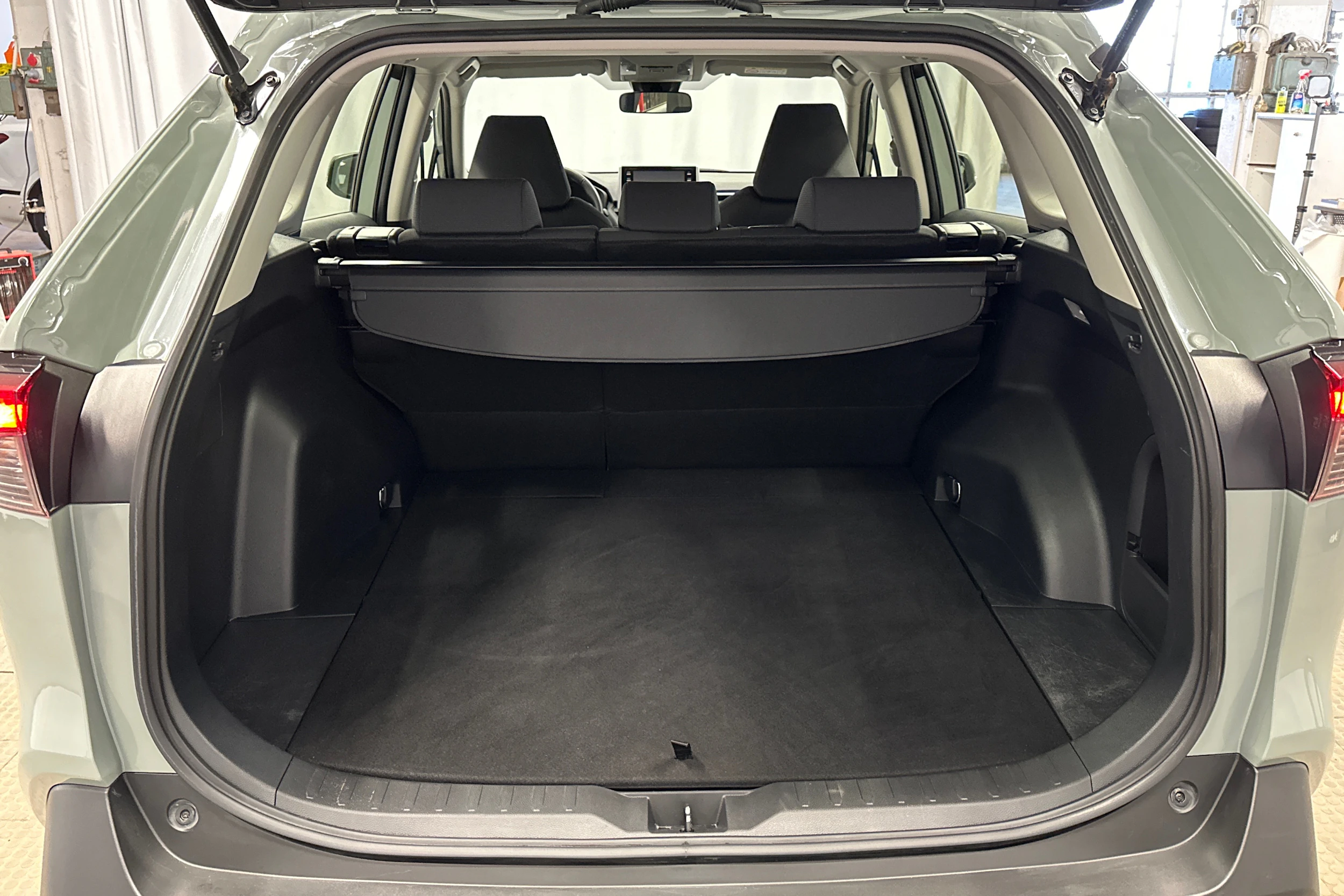 harmaa Toyota RAV4 2021 kuva 11.