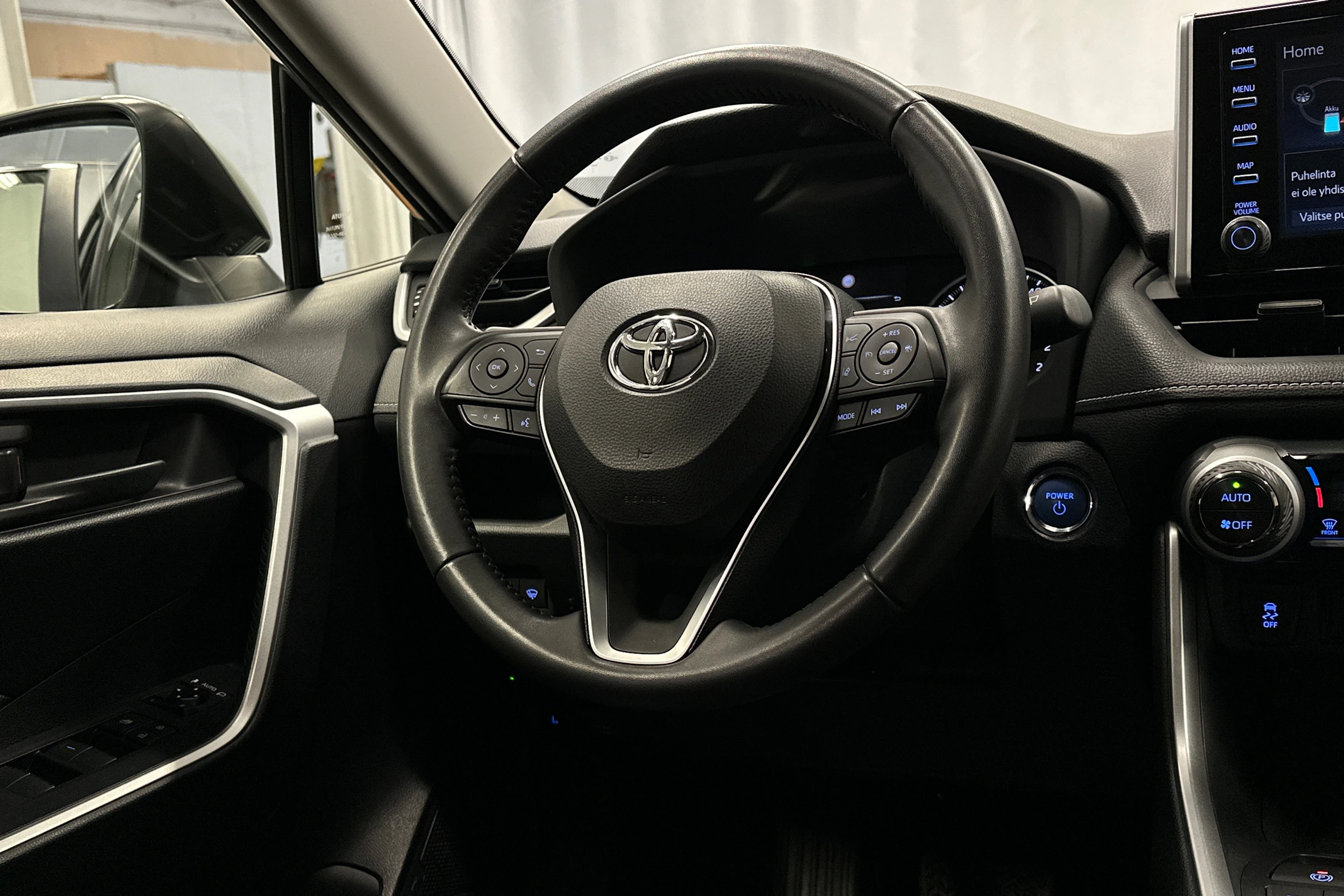 harmaa Toyota RAV4 2021 kuva 13.