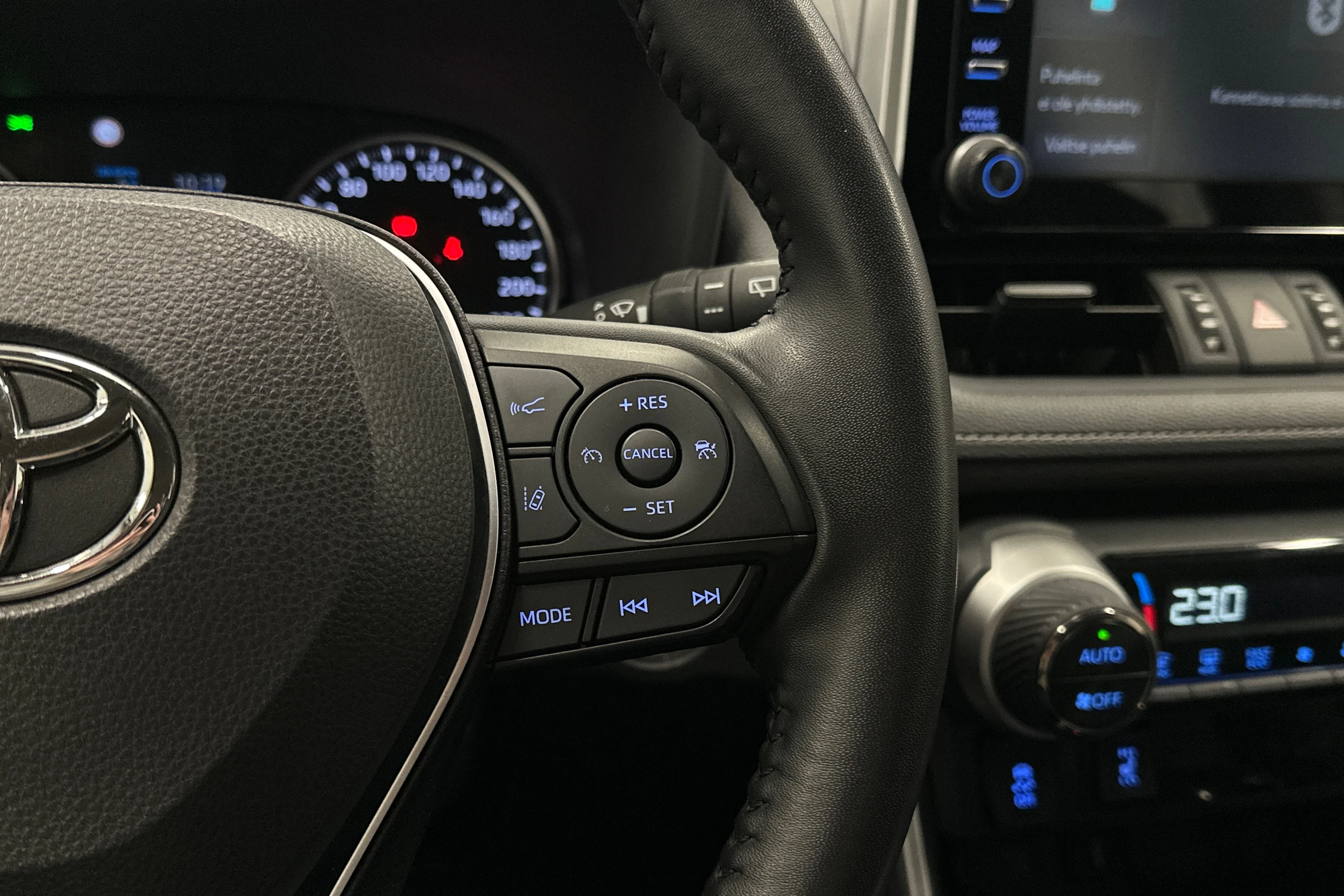 harmaa Toyota RAV4 2021 kuva 15.