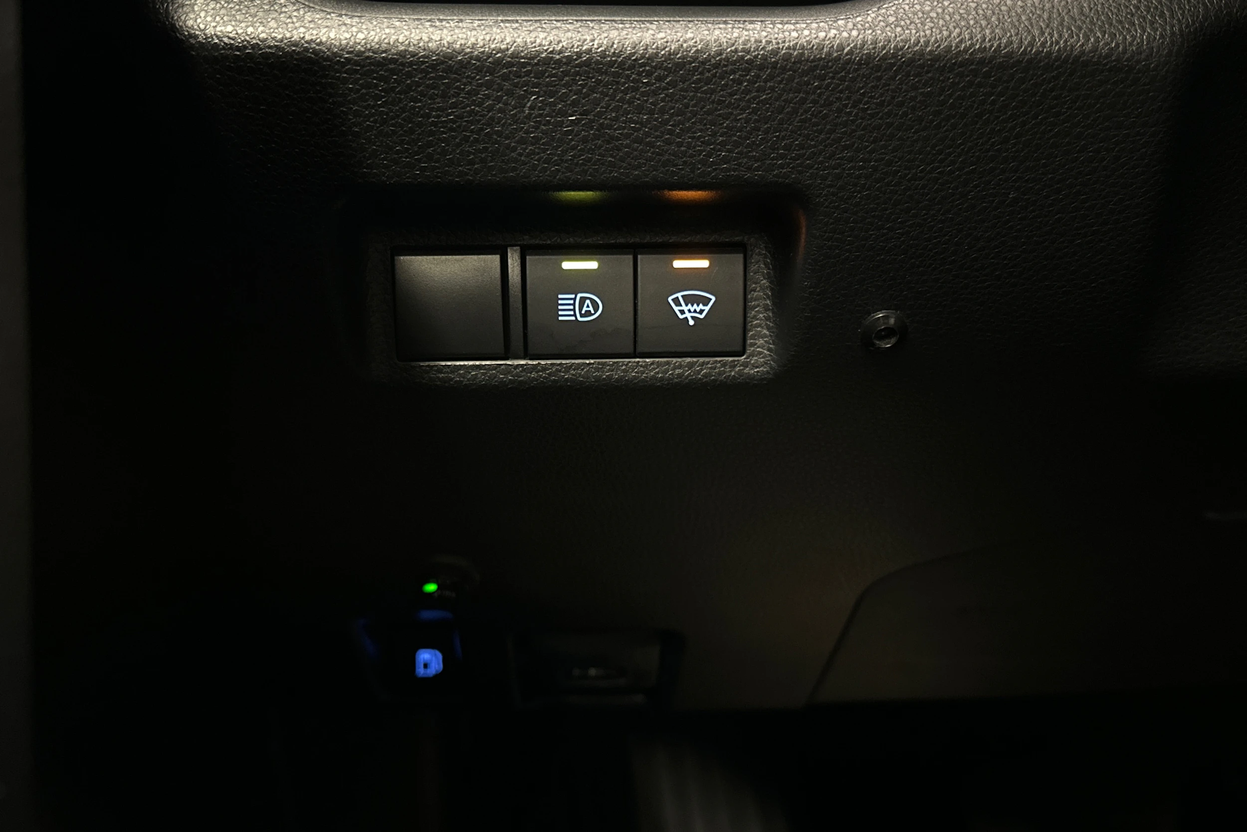 harmaa Toyota RAV4 2021 kuva 16.