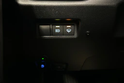 harmaa Toyota RAV4 2021 kuva 16.