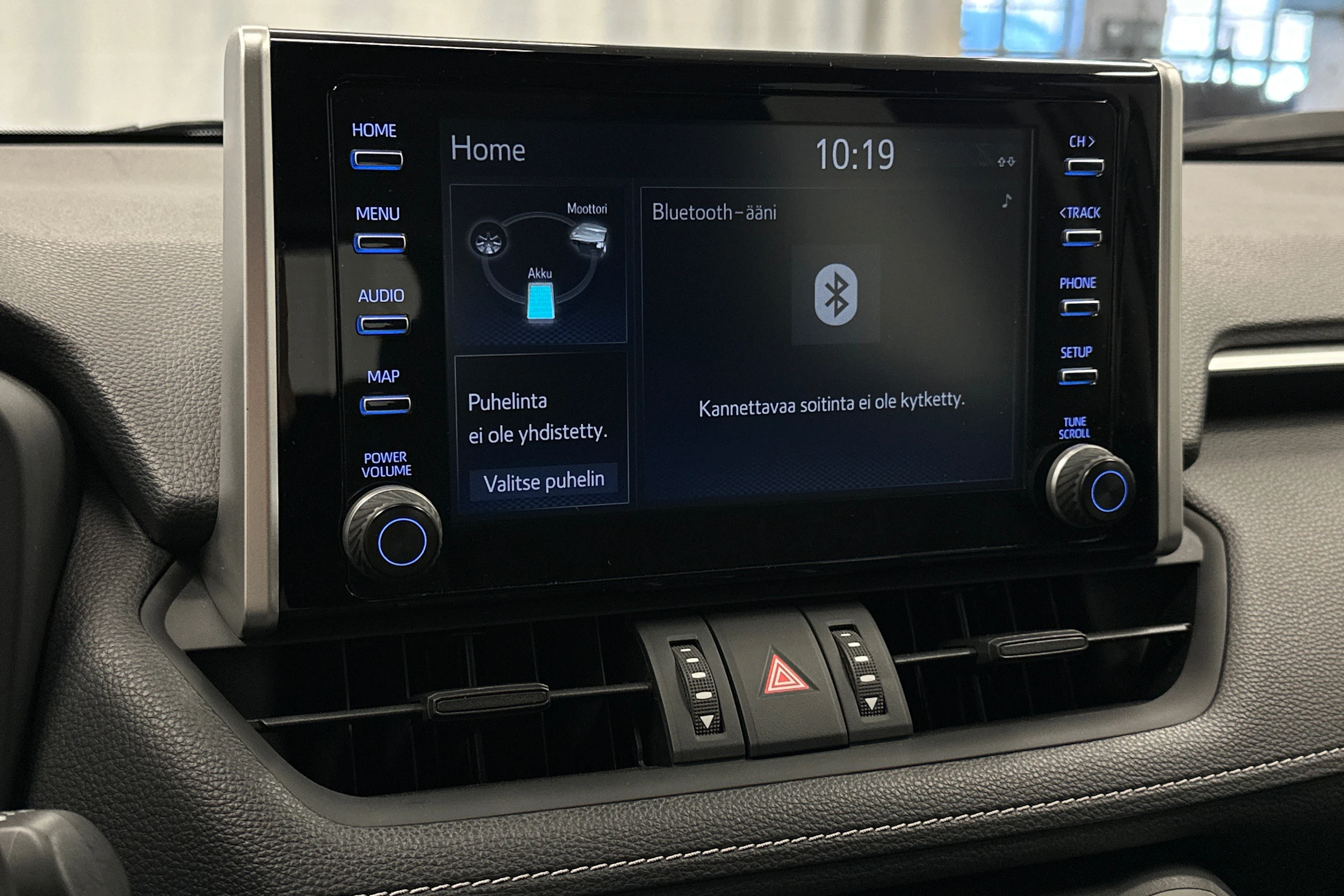 harmaa Toyota RAV4 2021 kuva 18.