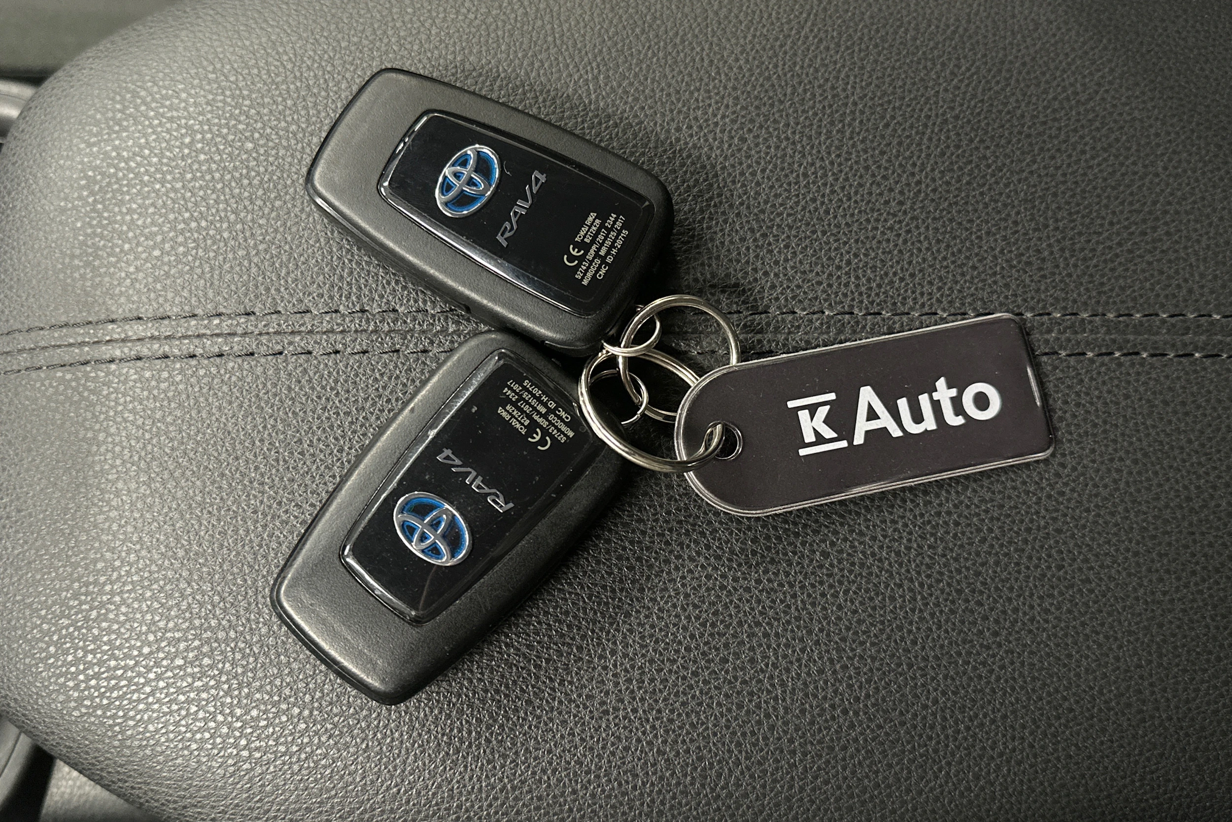 harmaa Toyota RAV4 2021 kuva 23.