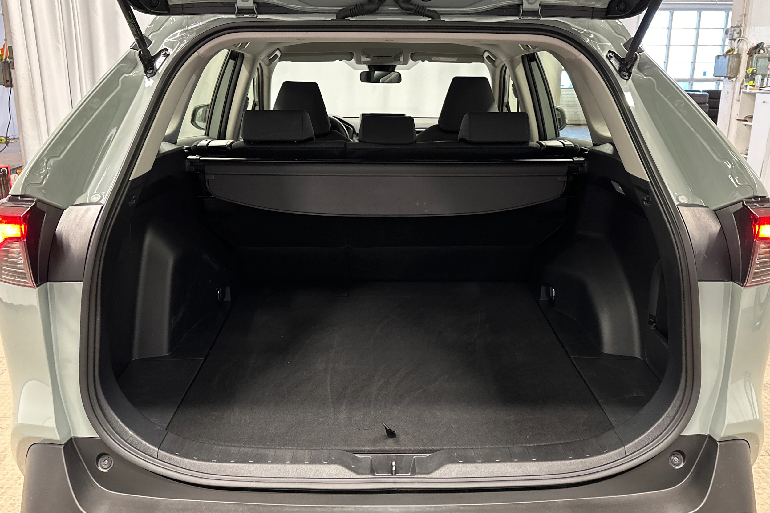 vihreä Toyota RAV4 2021 kuva 11.