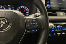 vihreä Toyota RAV4 2021 kuva 16.