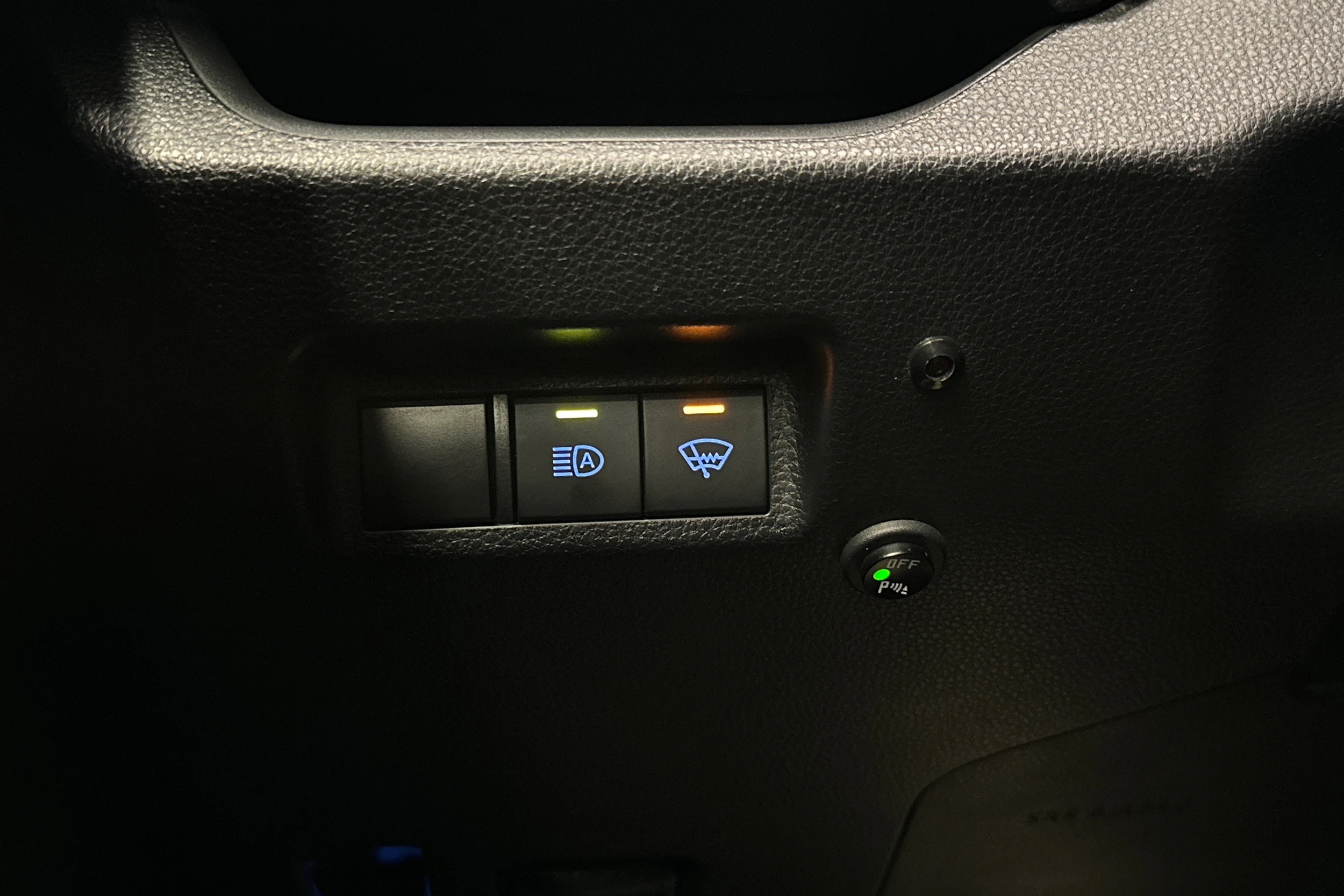 vihreä Toyota RAV4 2021 kuva 17.