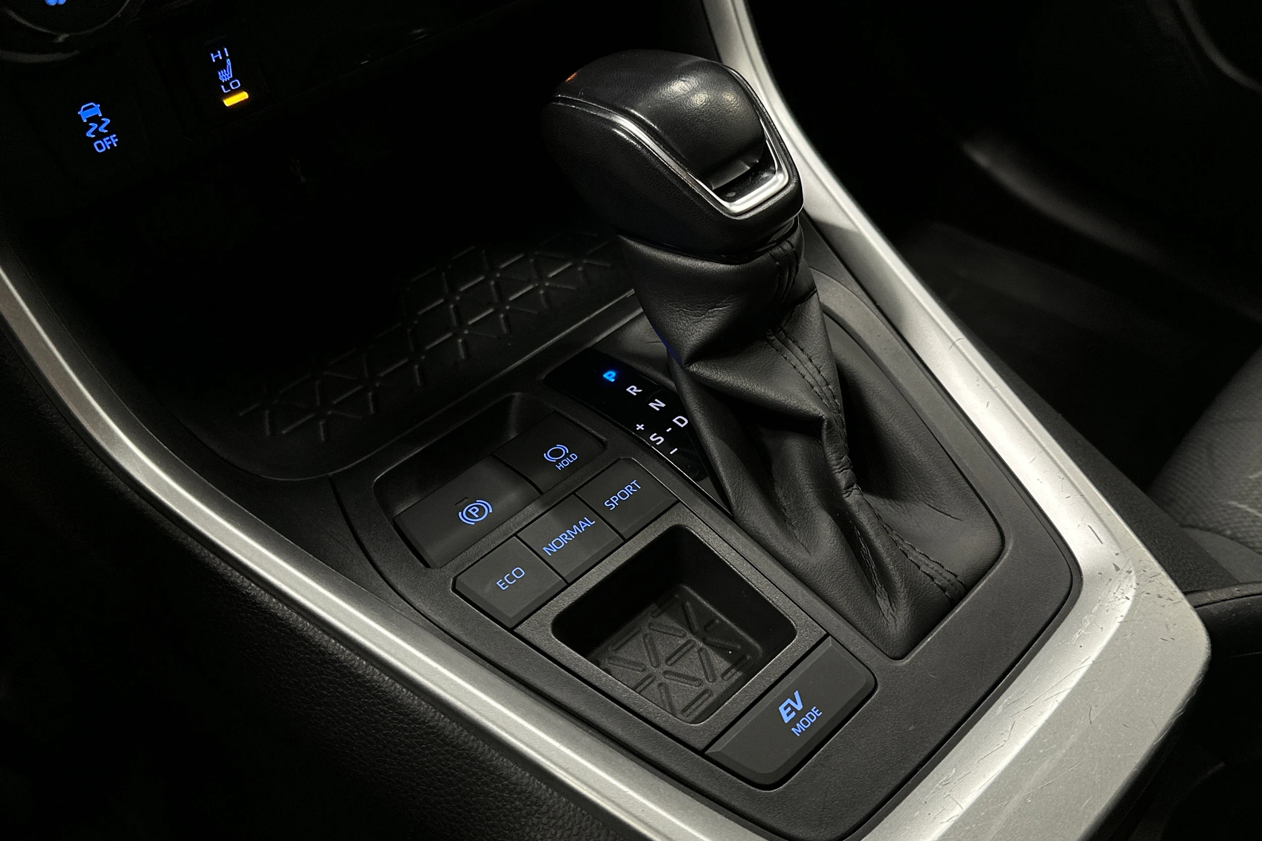 vihreä Toyota RAV4 2021 kuva 23.