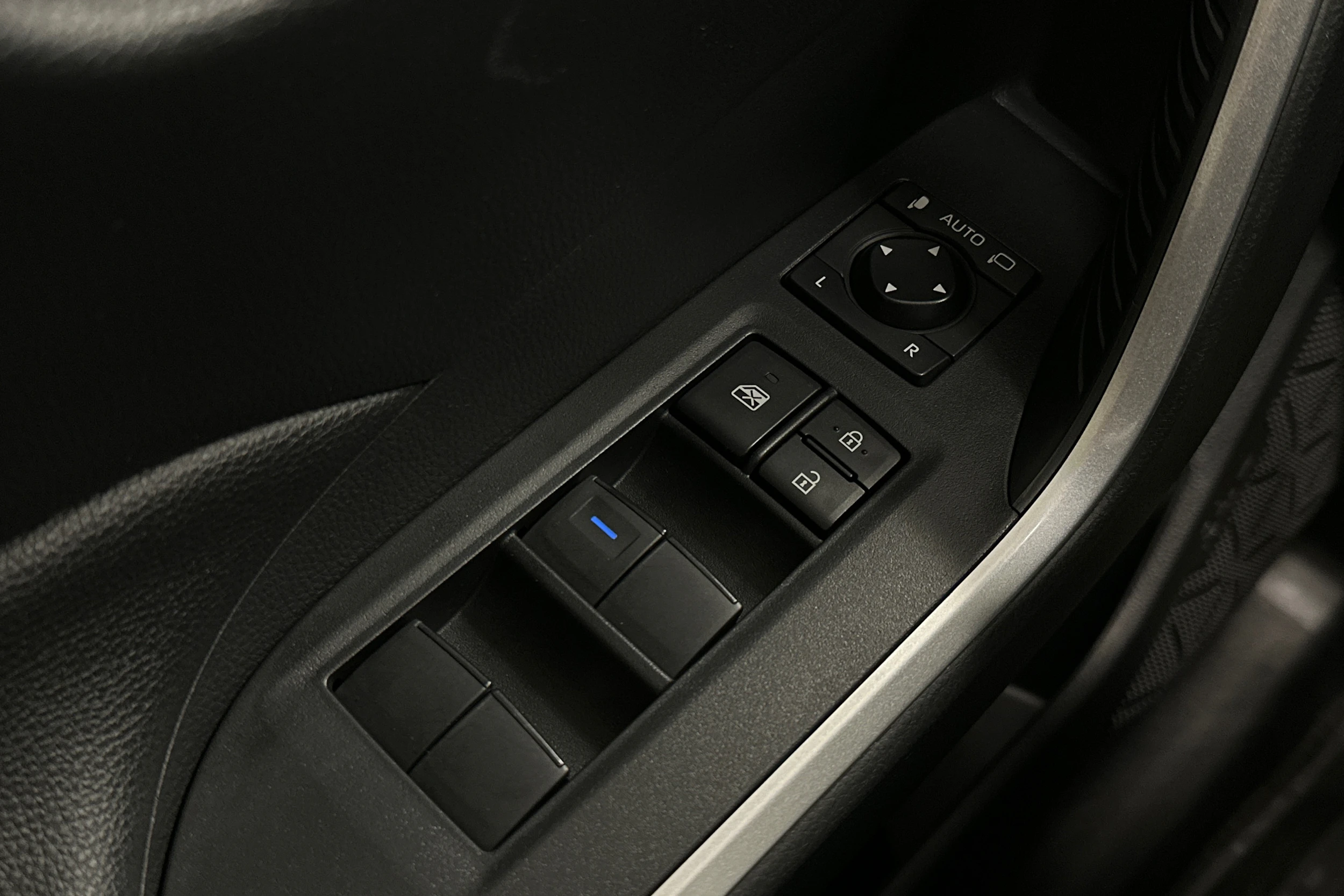 vihreä Toyota RAV4 2021 kuva 24.