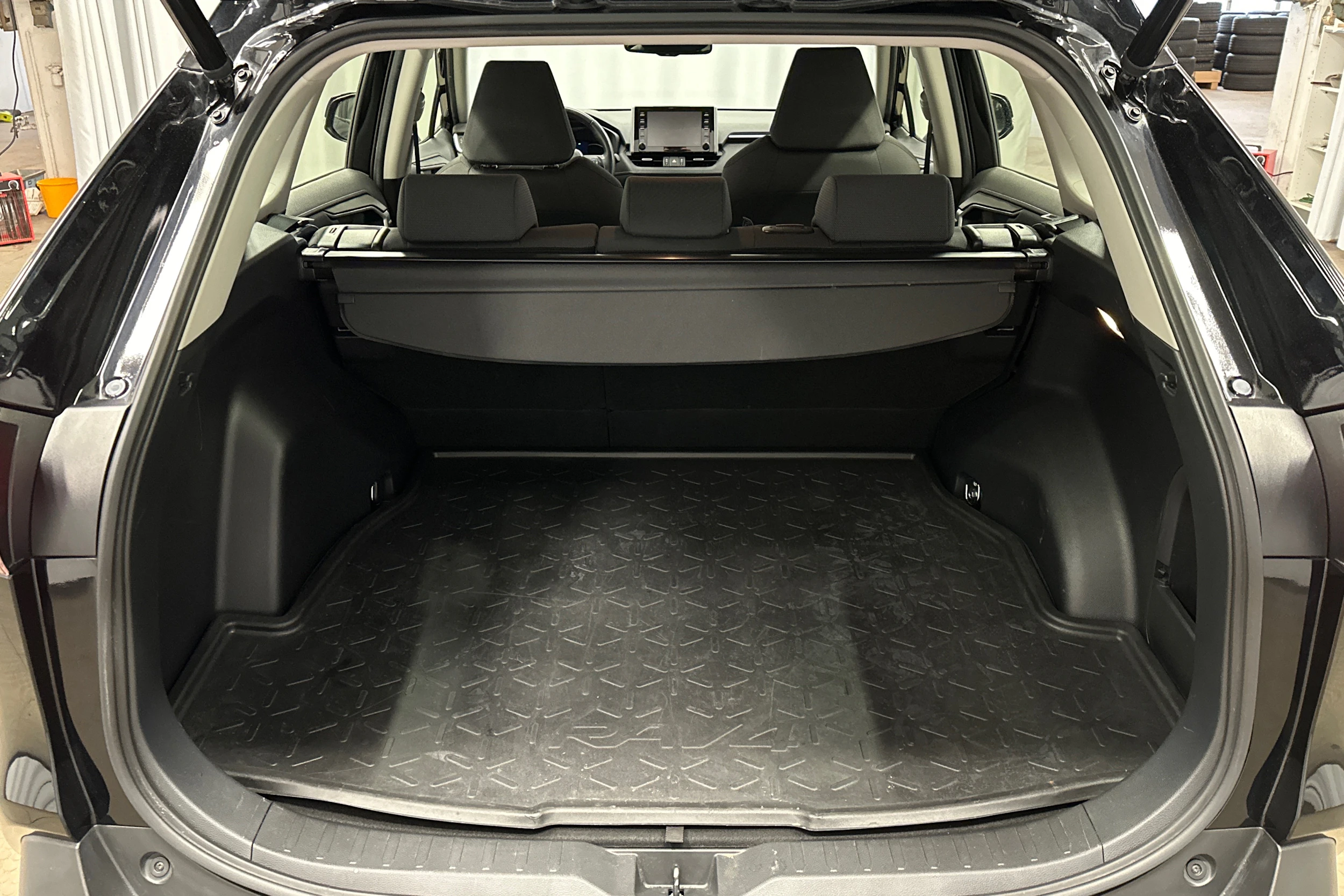 musta Toyota RAV4 2021 kuva 11.