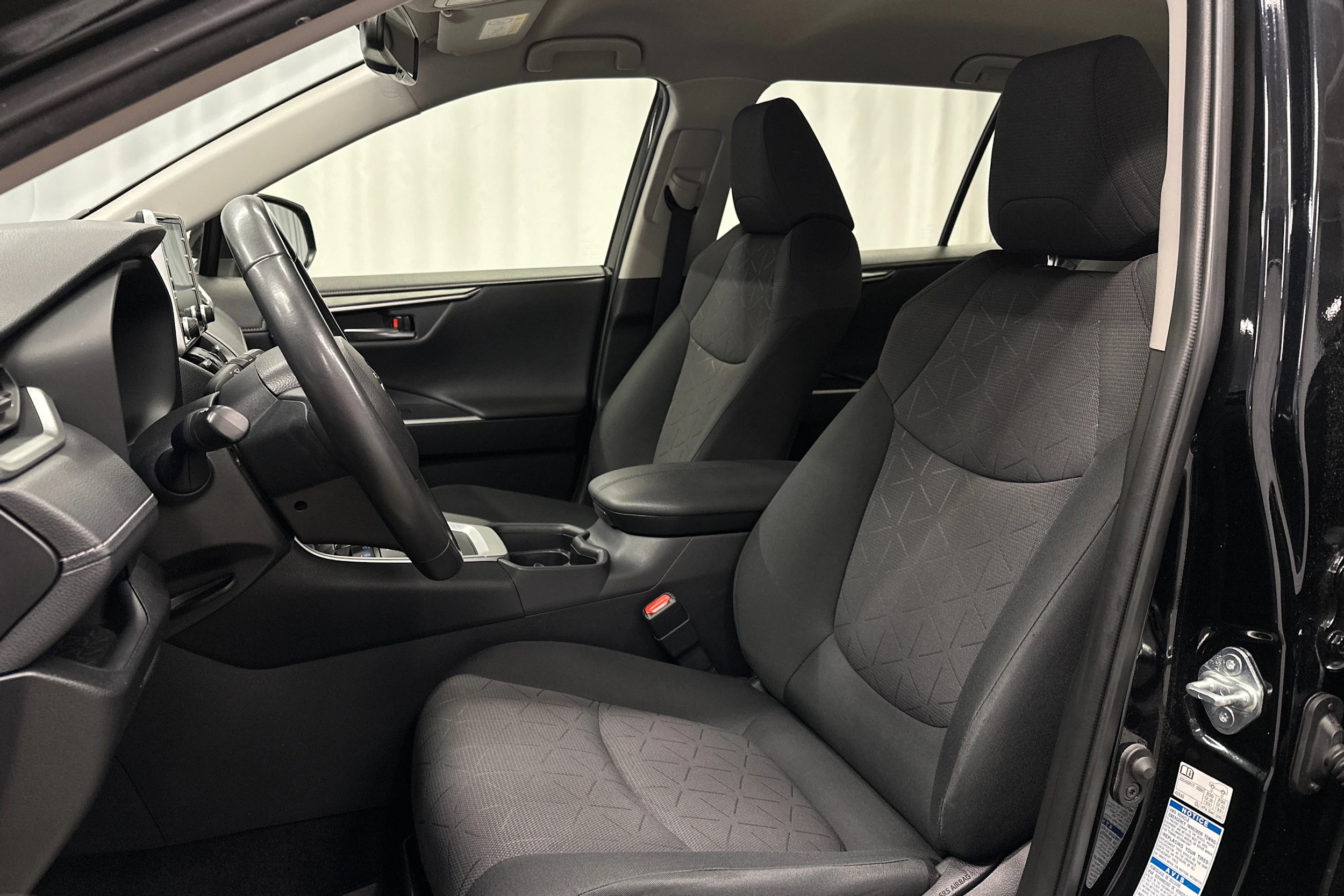 musta Toyota RAV4 2021 kuva 13.