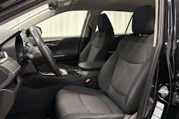 musta Toyota RAV4 2021 kuva 13.