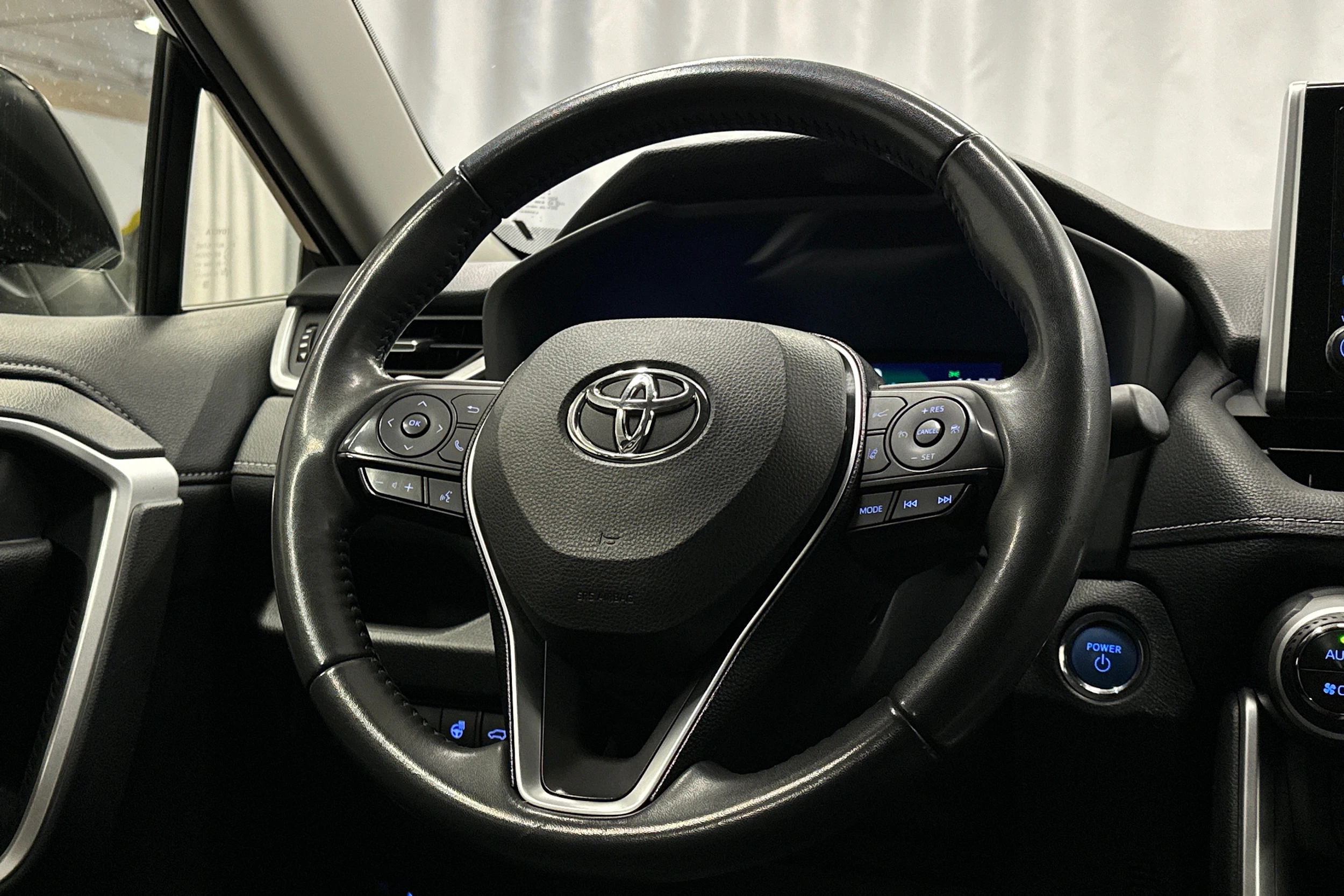 musta Toyota RAV4 2021 kuva 14.