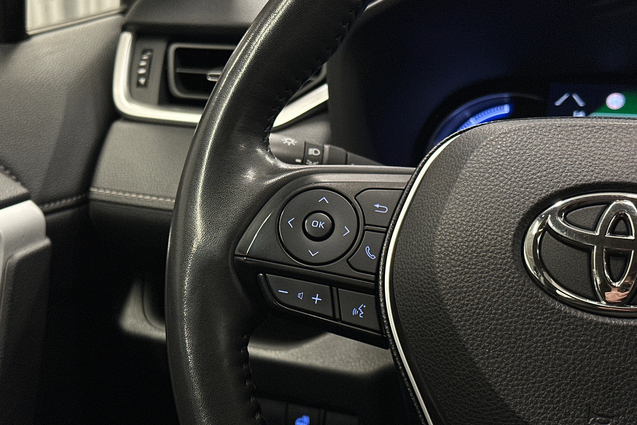 musta Toyota RAV4 2021 kuva 15.