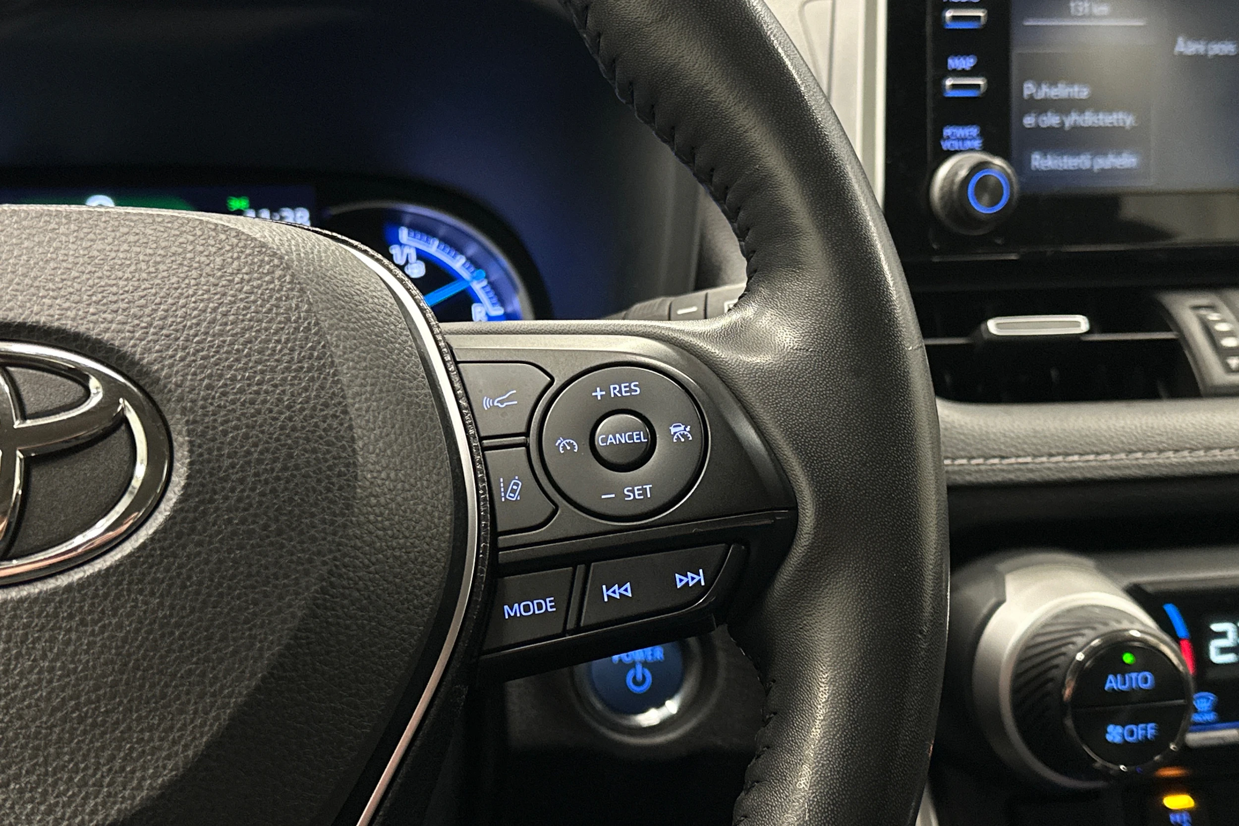 musta Toyota RAV4 2021 kuva 16.