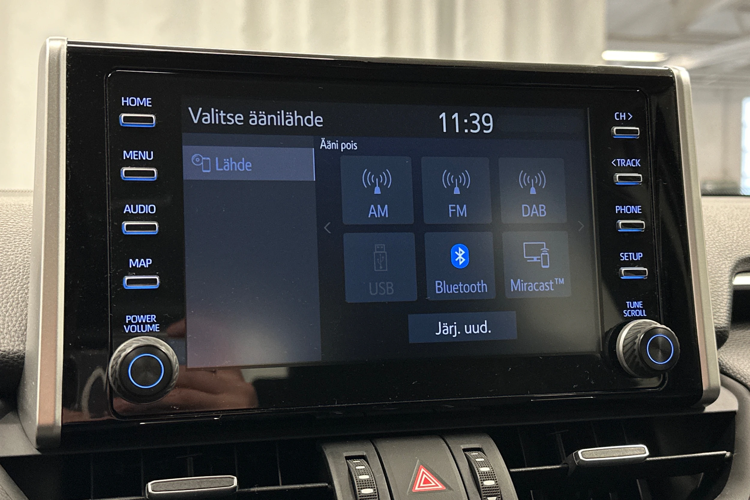 musta Toyota RAV4 2021 kuva 18.