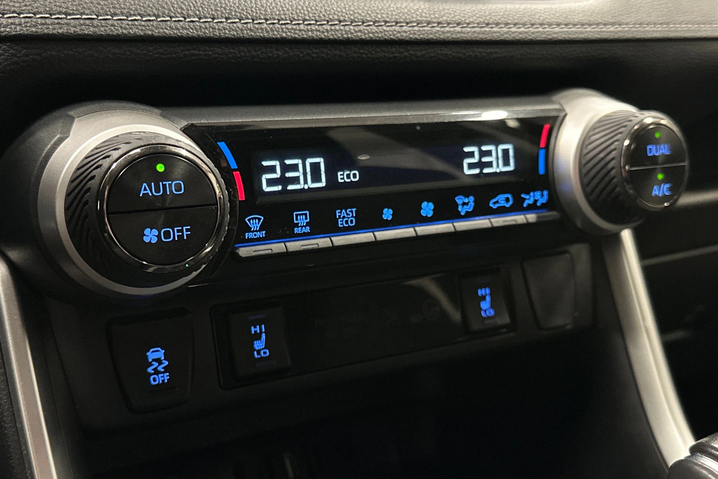 musta Toyota RAV4 2021 kuva 20.