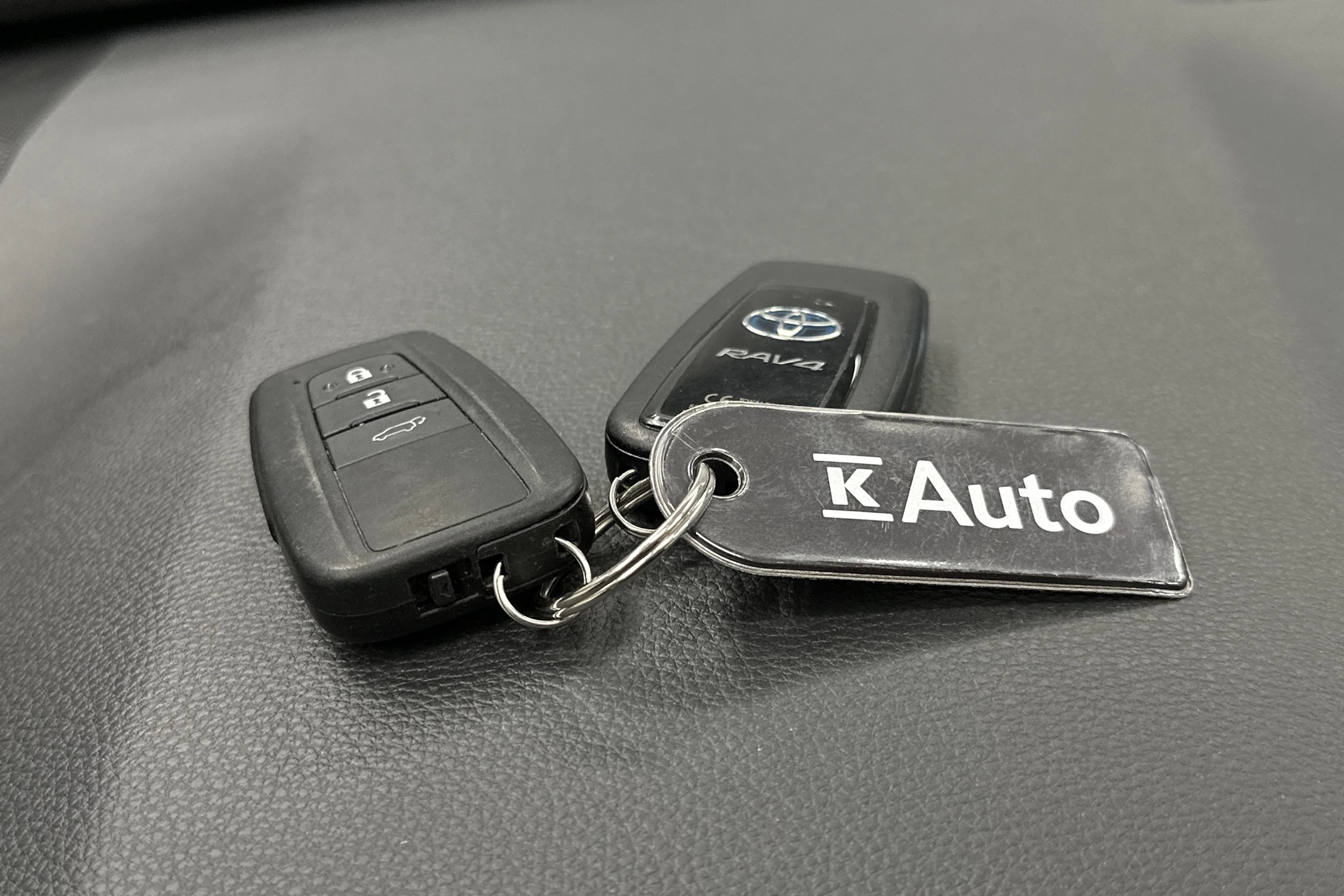 musta Toyota RAV4 2021 kuva 22.