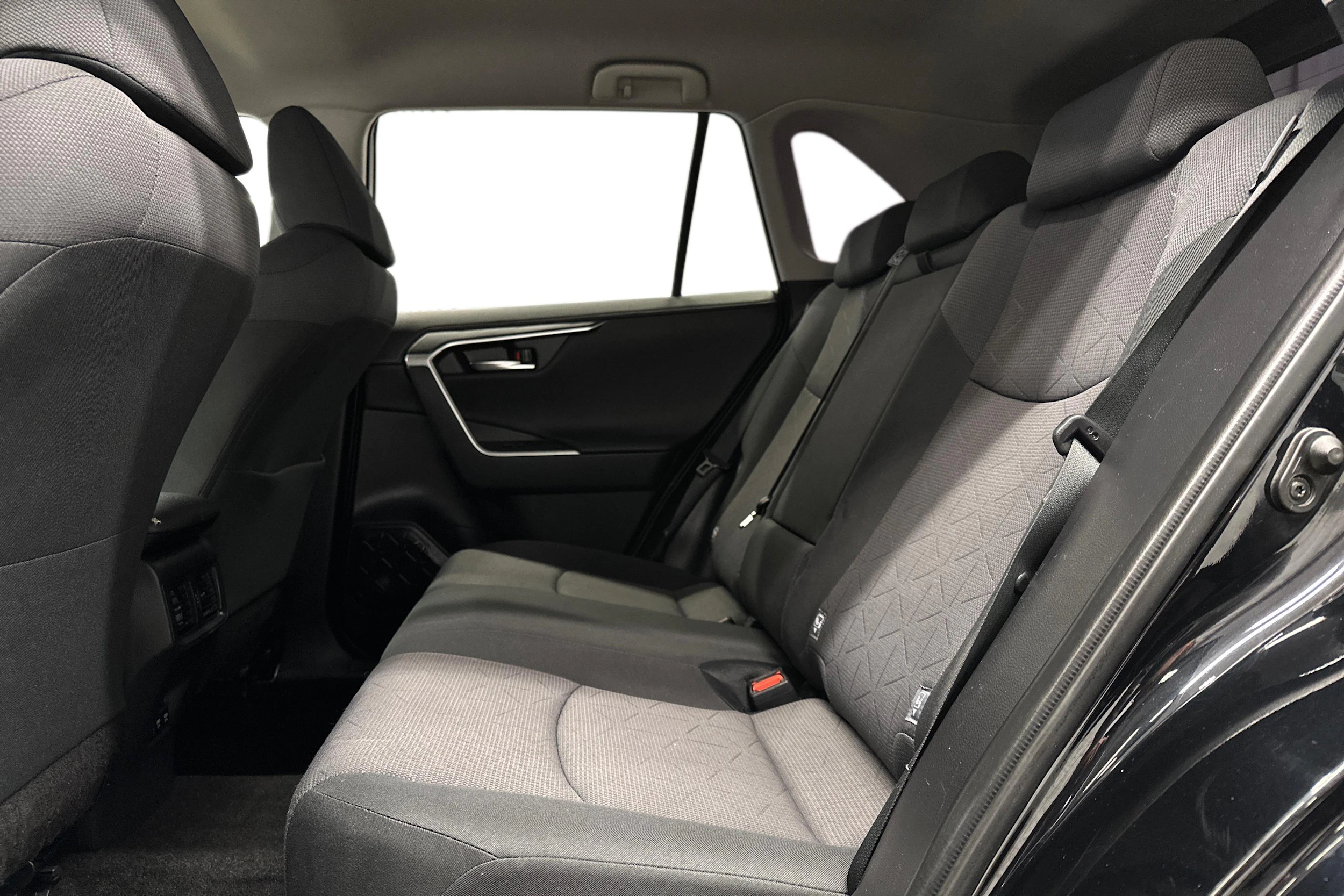 musta Toyota RAV4 2021 kuva 8.