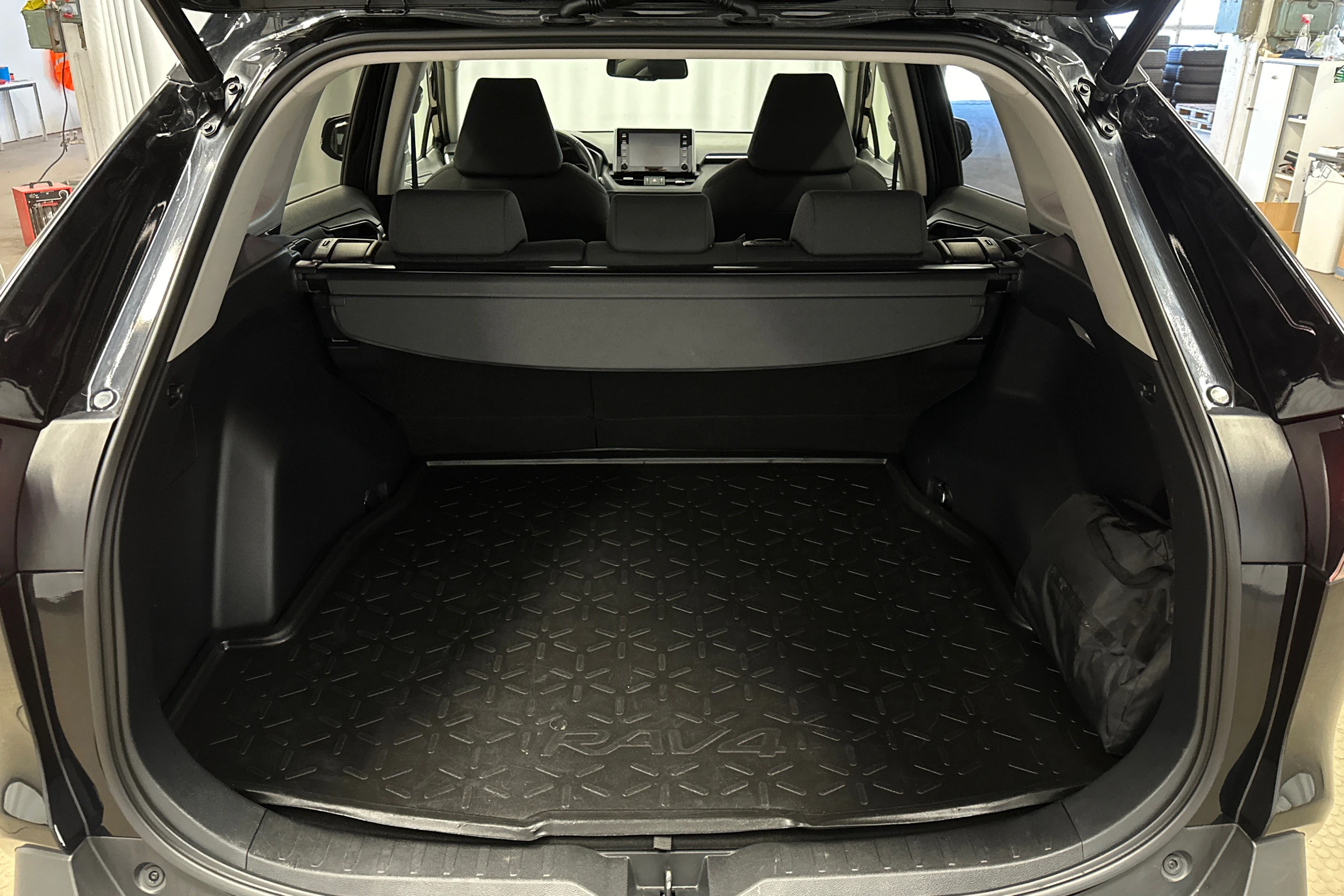 musta Toyota RAV4 2021 kuva 11.