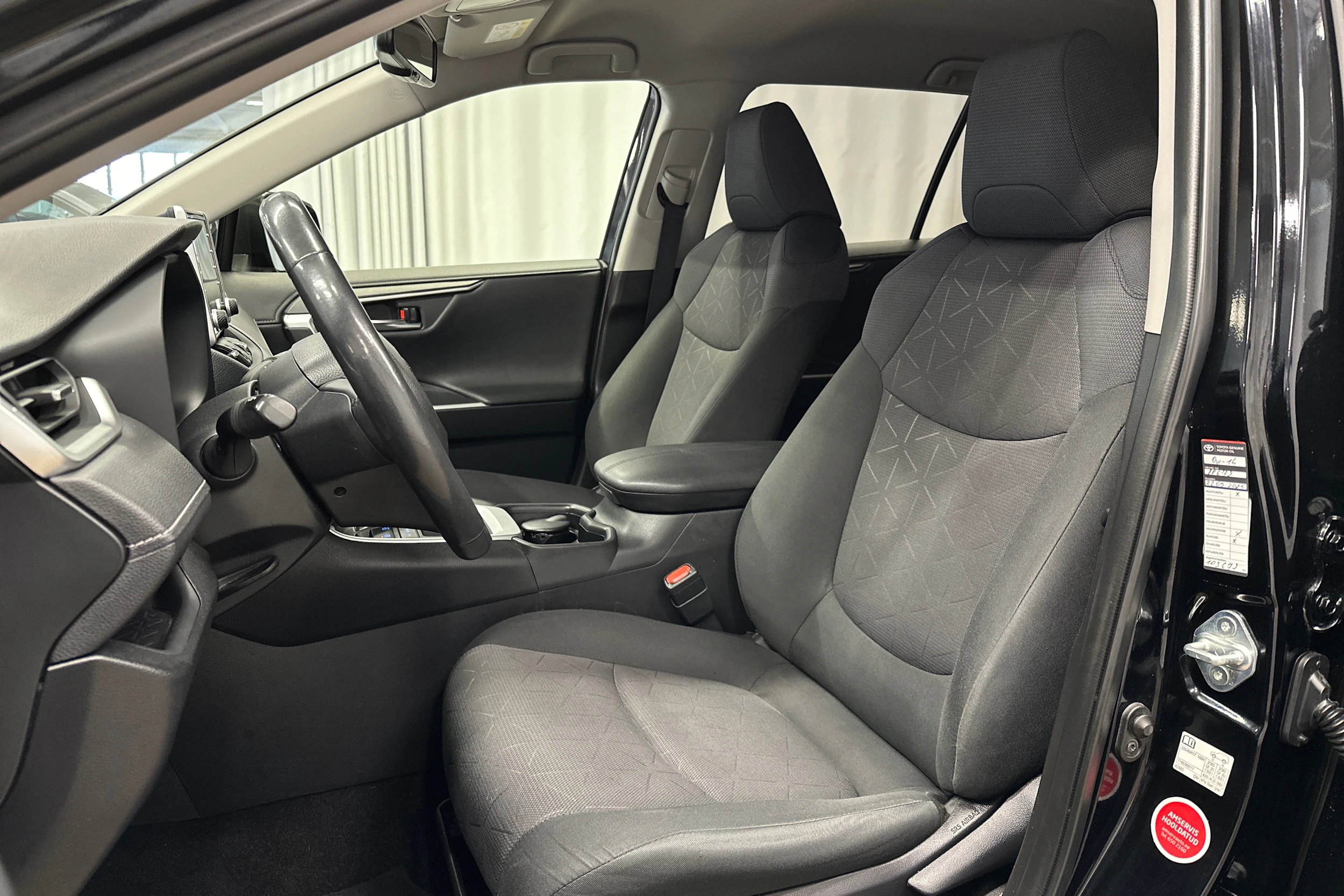 musta Toyota RAV4 2021 kuva 13.