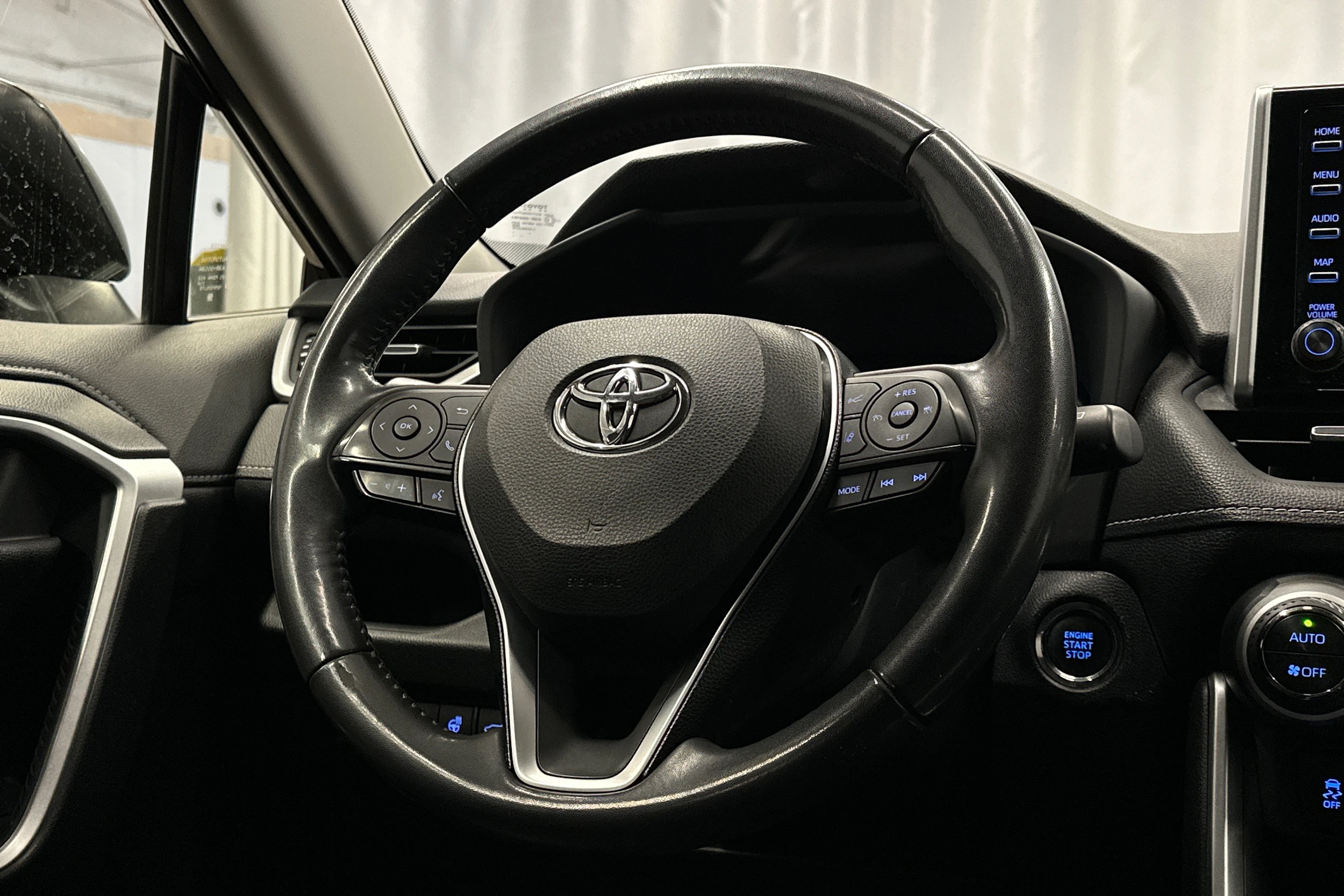 musta Toyota RAV4 2021 kuva 14.