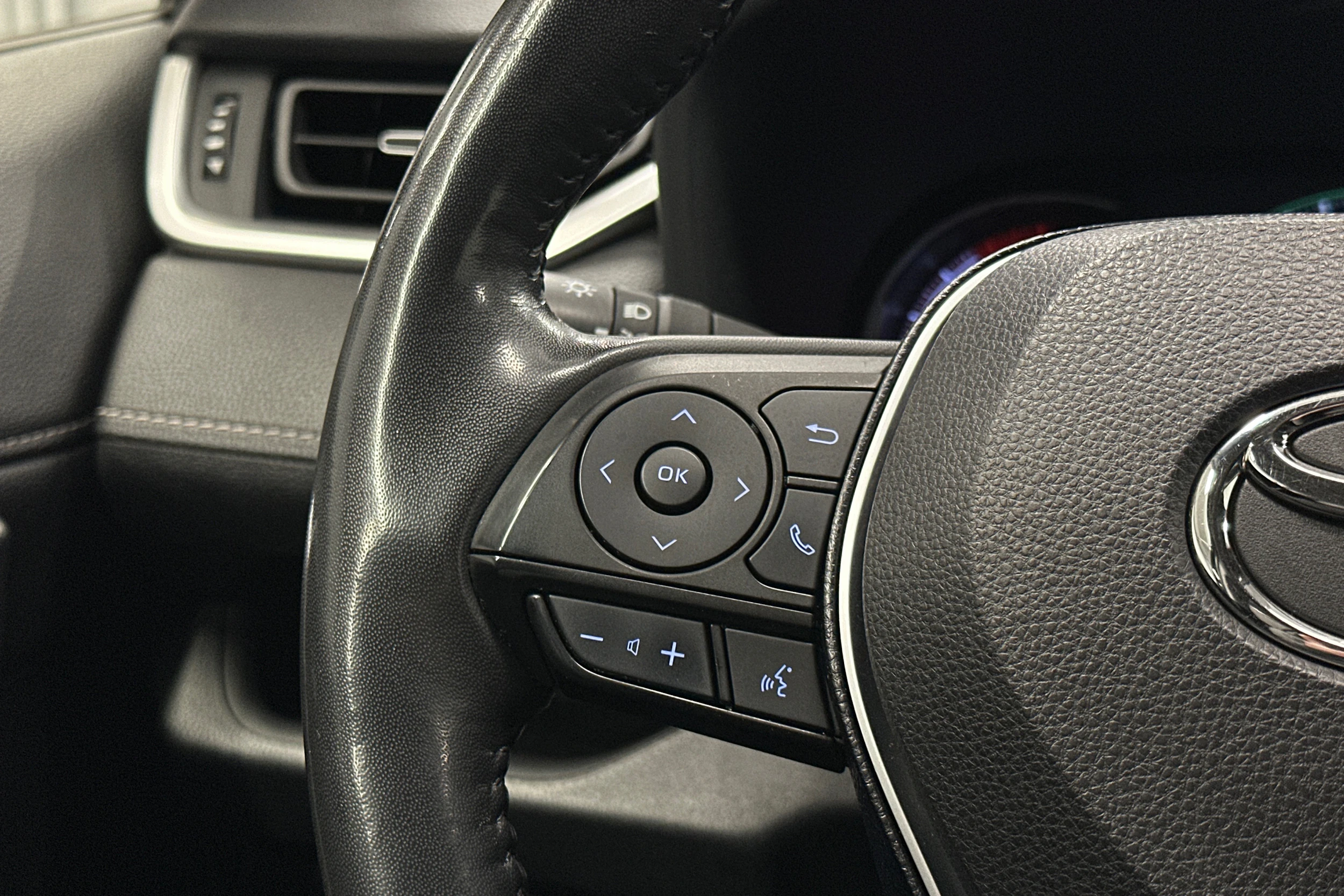 musta Toyota RAV4 2021 kuva 15.