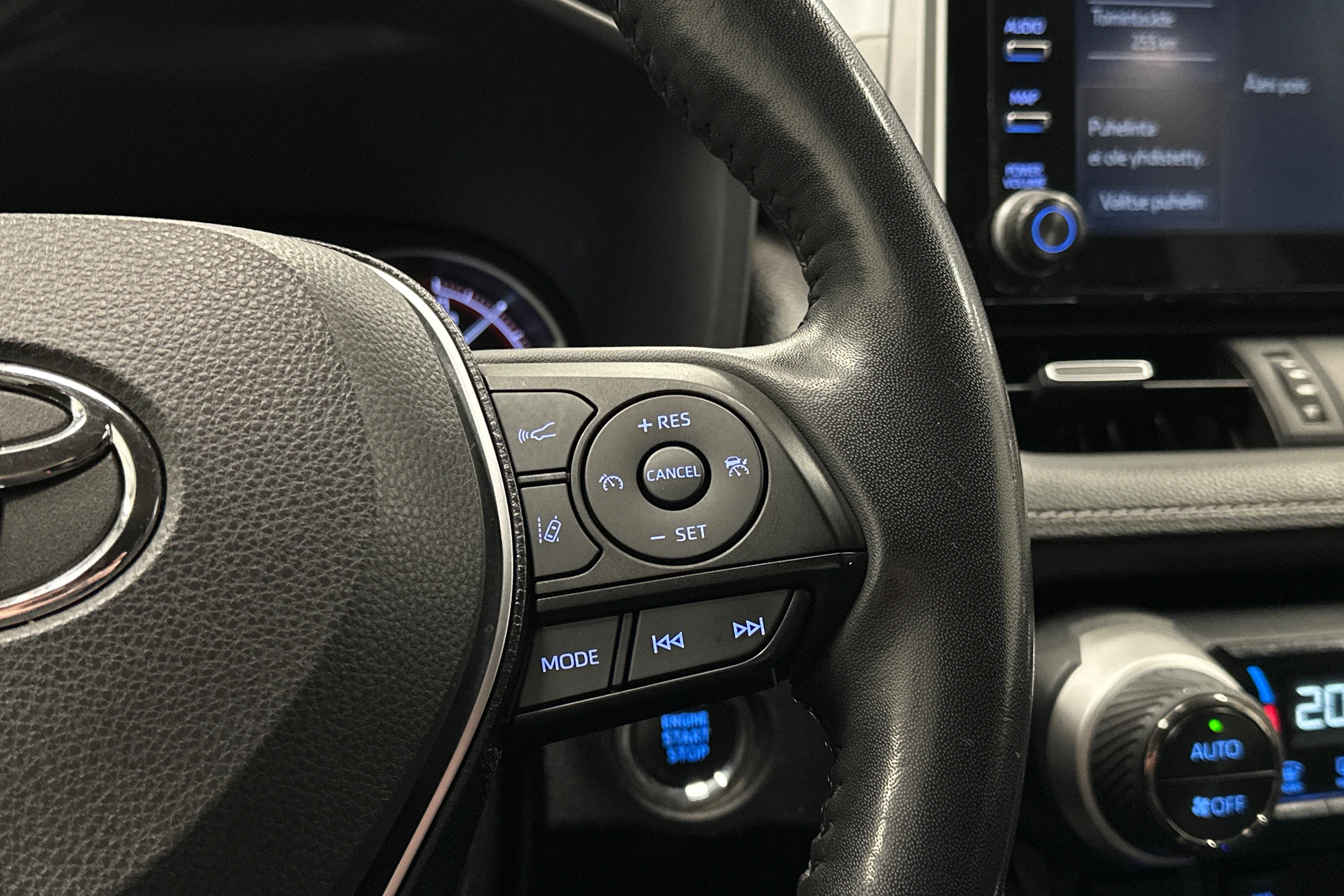 musta Toyota RAV4 2021 kuva 16.