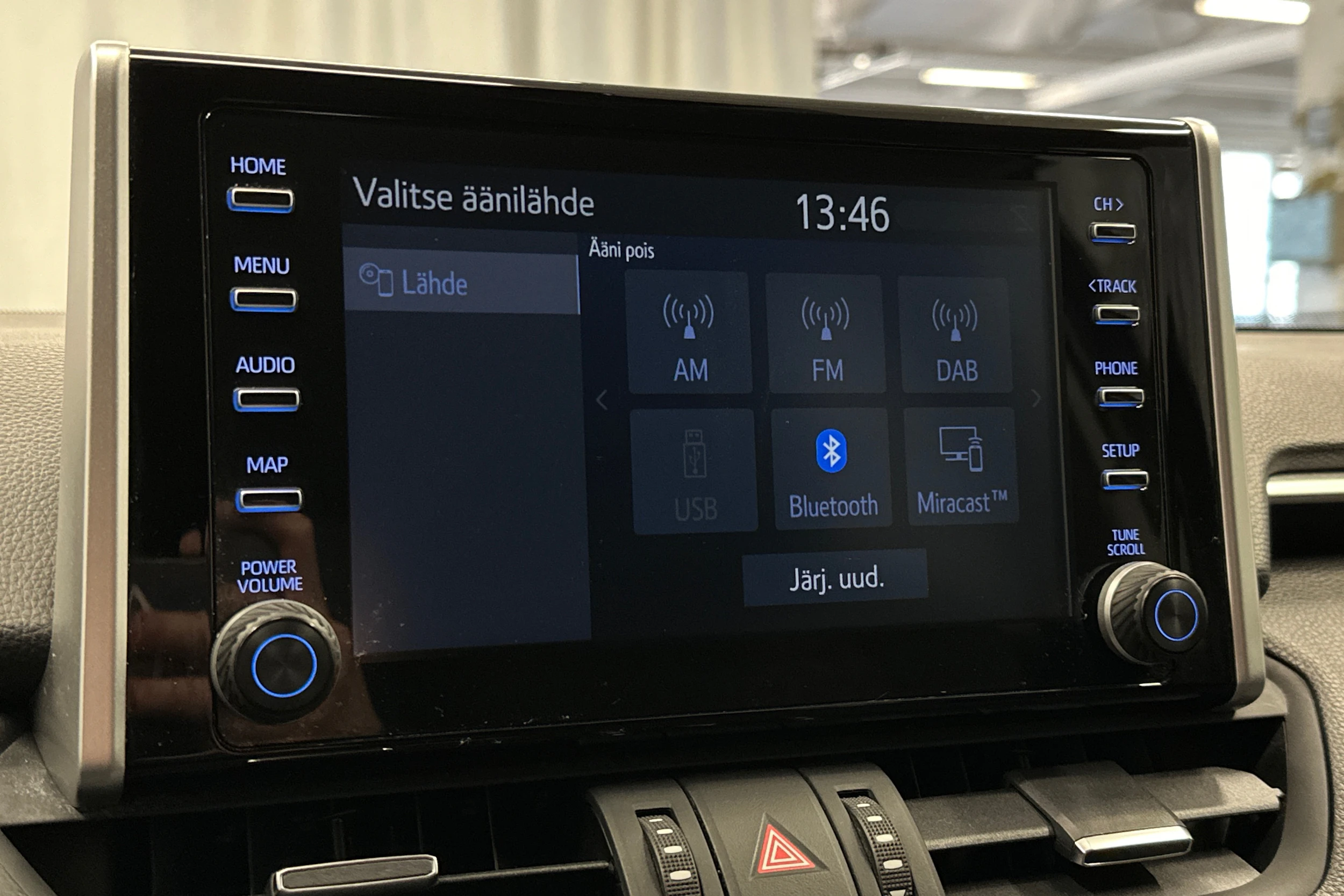 musta Toyota RAV4 2021 kuva 18.