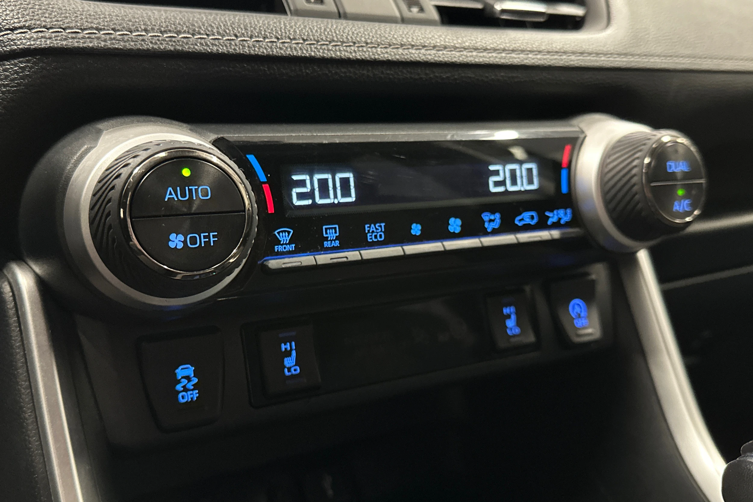 musta Toyota RAV4 2021 kuva 20.