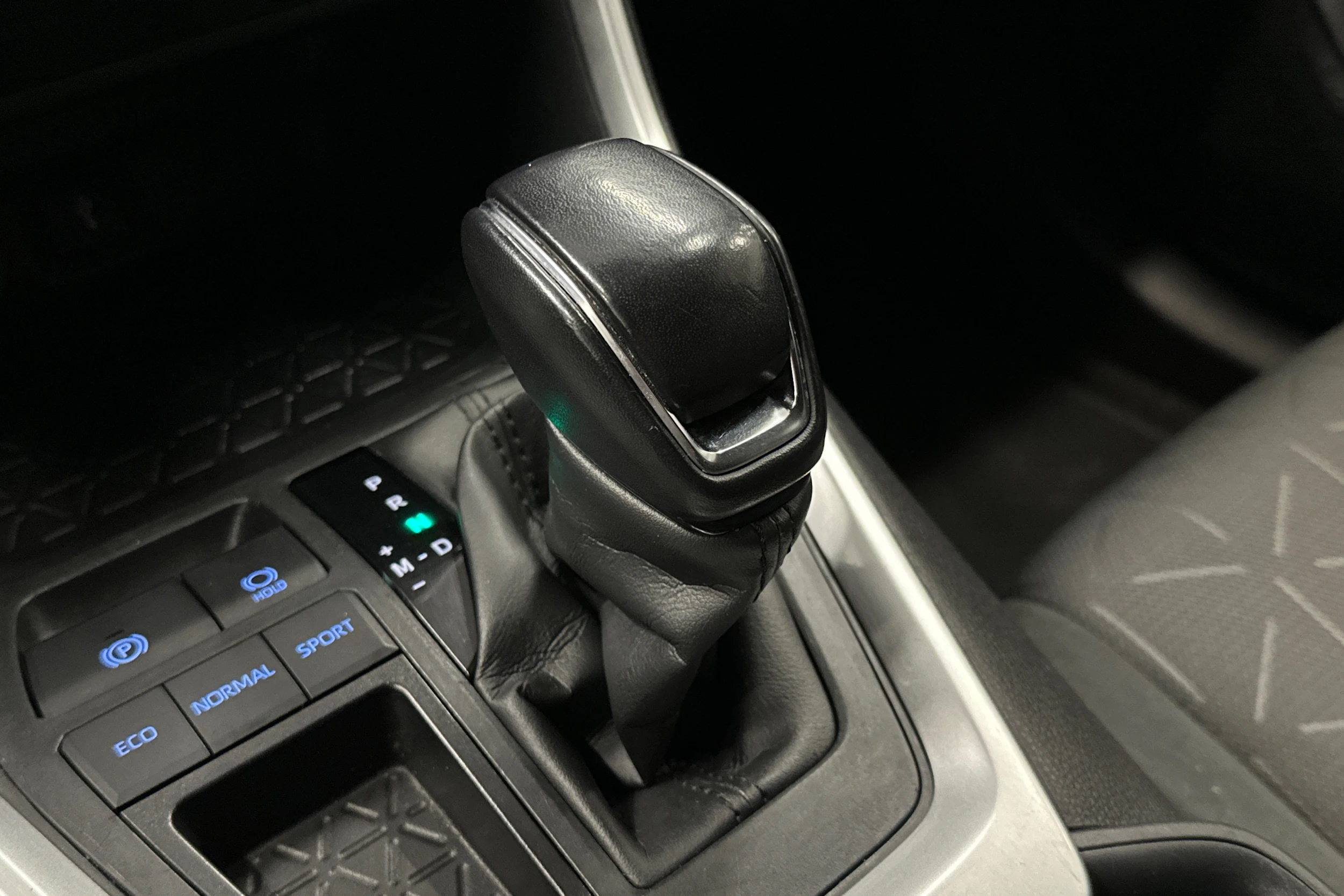 musta Toyota RAV4 2021 kuva 21.