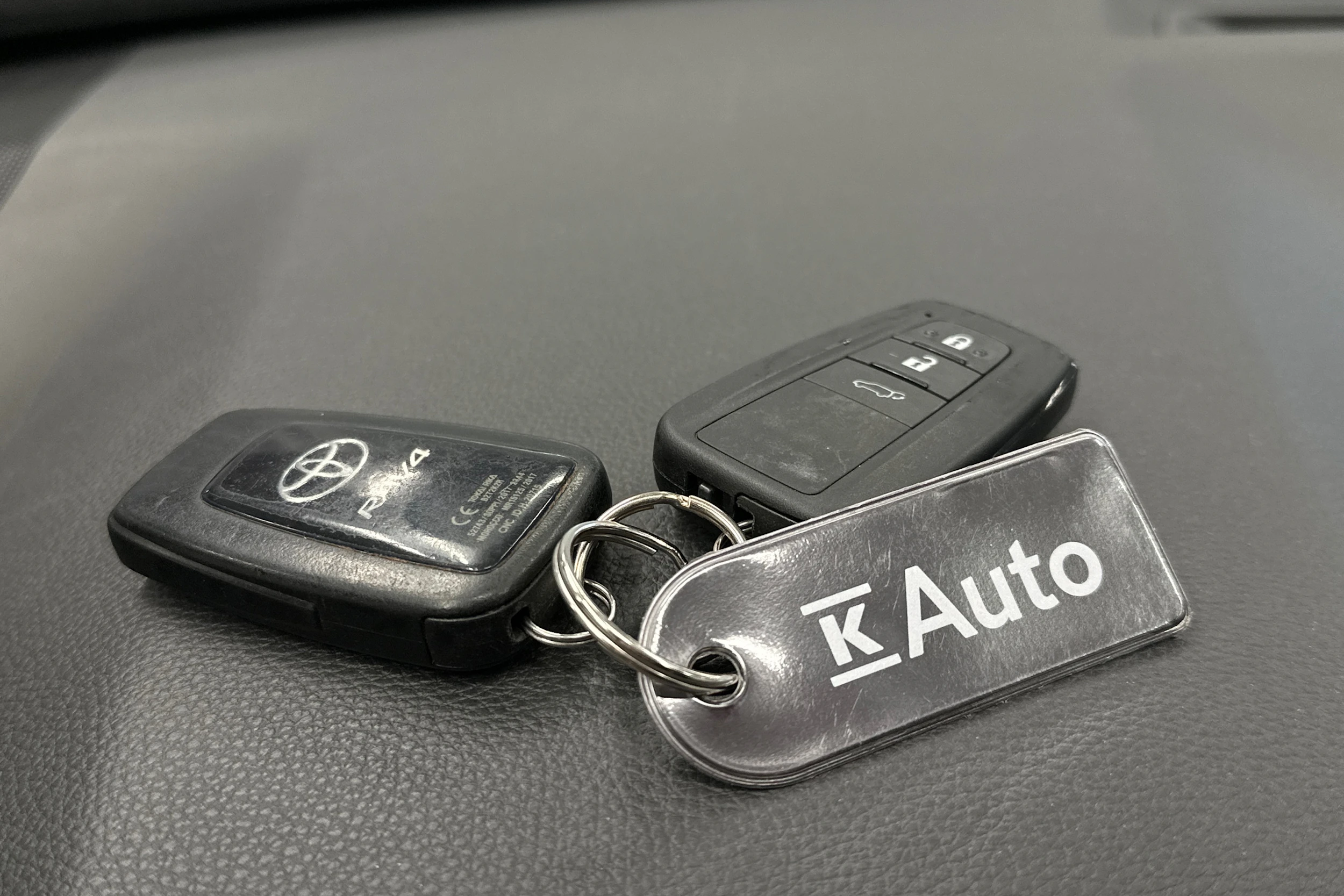 musta Toyota RAV4 2021 kuva 22.