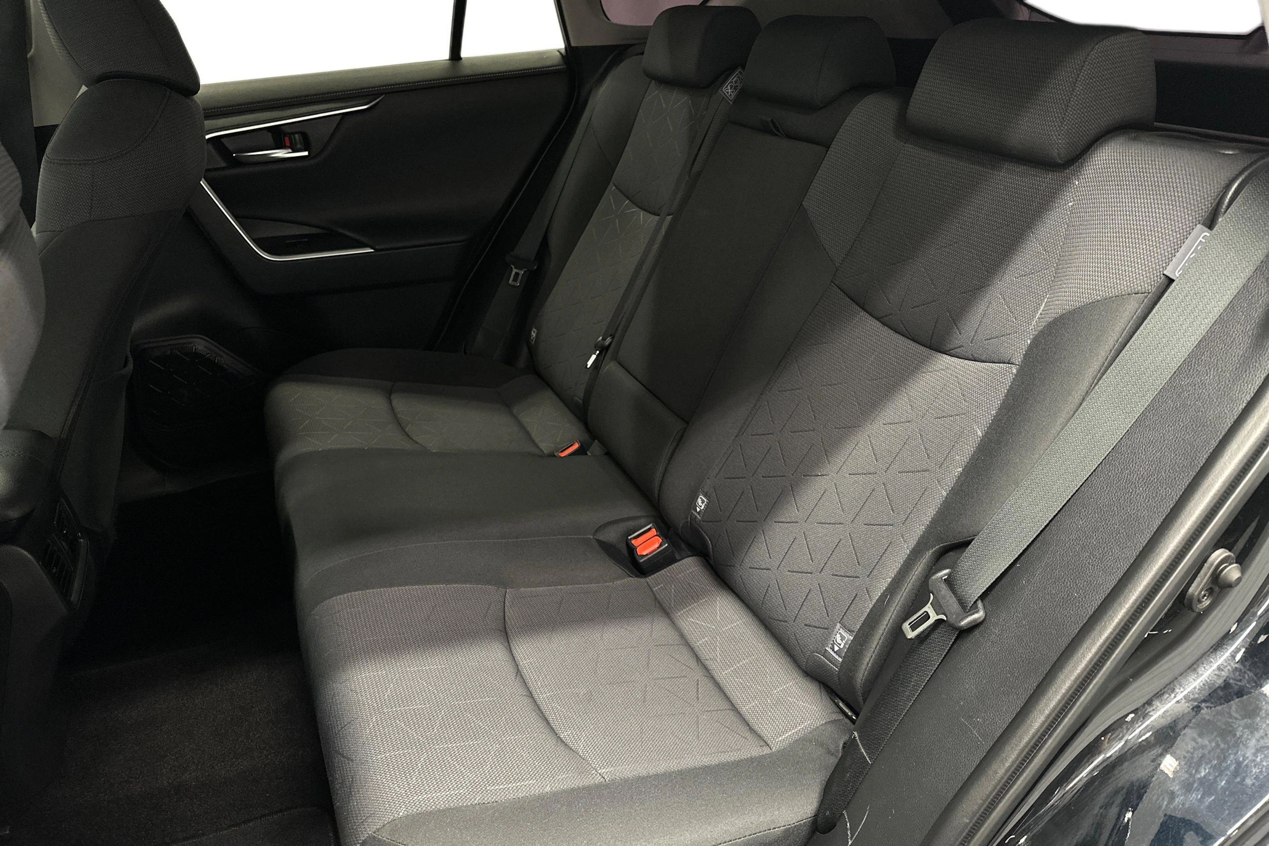 musta Toyota RAV4 2021 kuva 8.