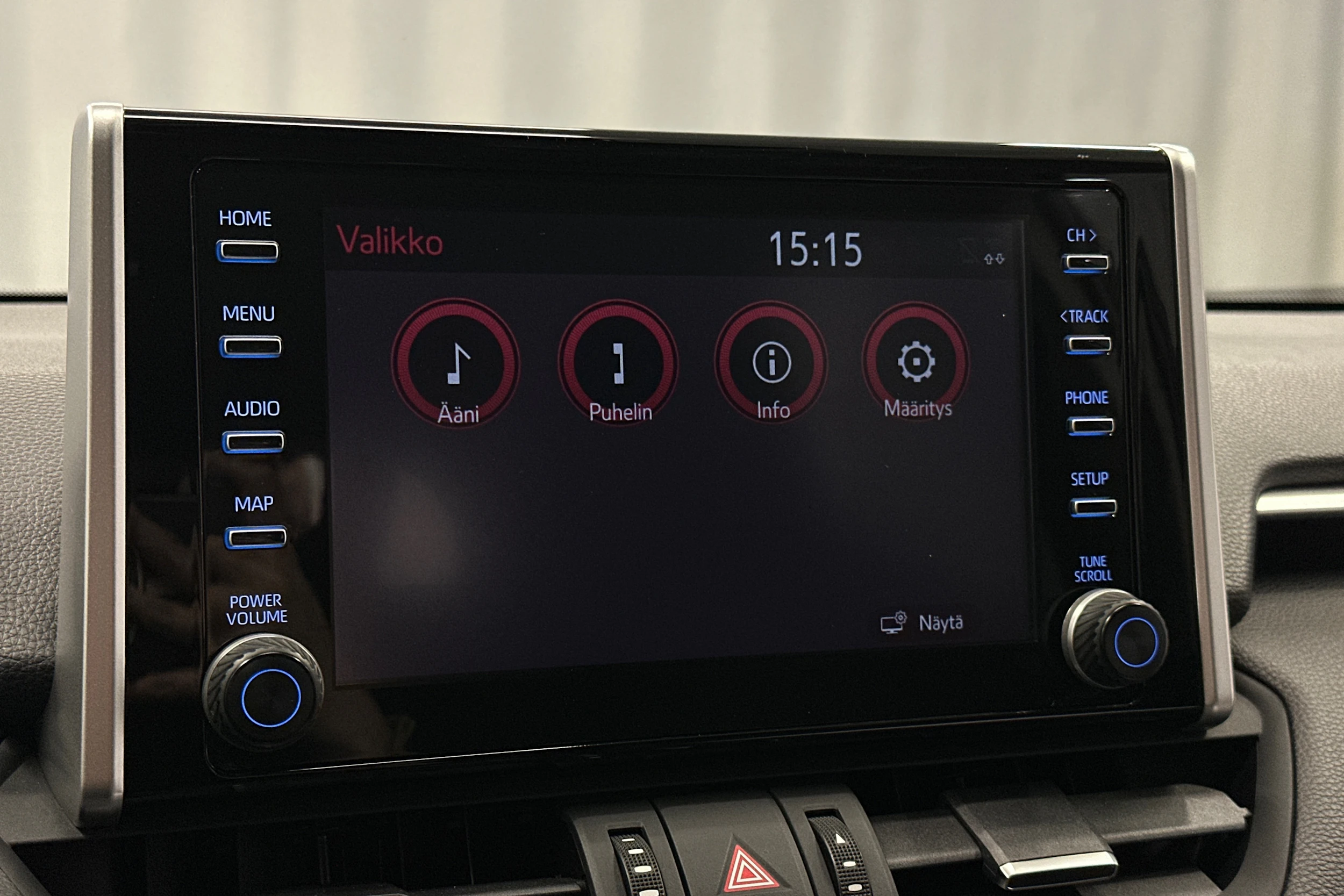 musta Toyota RAV4 2021 kuva 17.