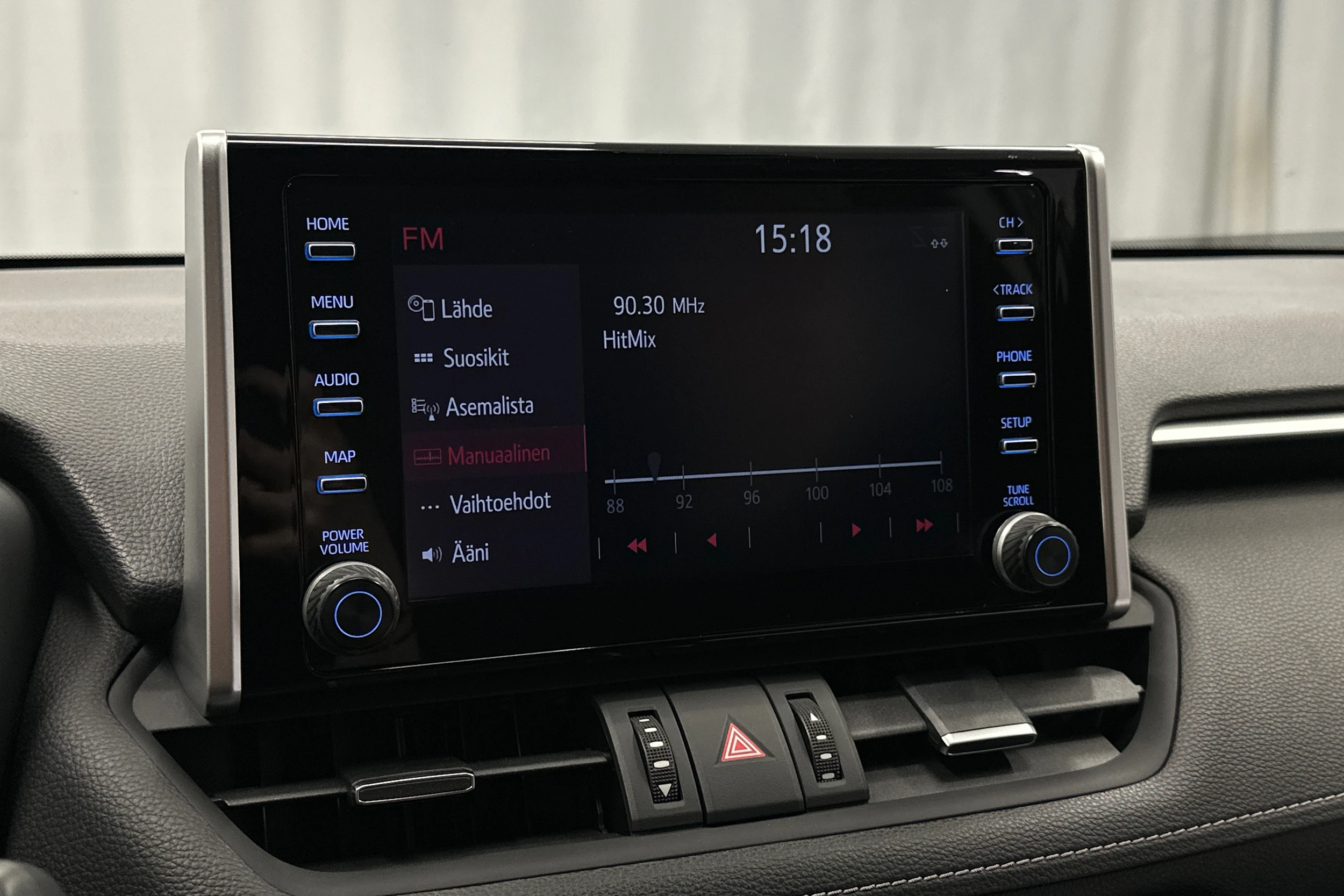 musta Toyota RAV4 2021 kuva 19.