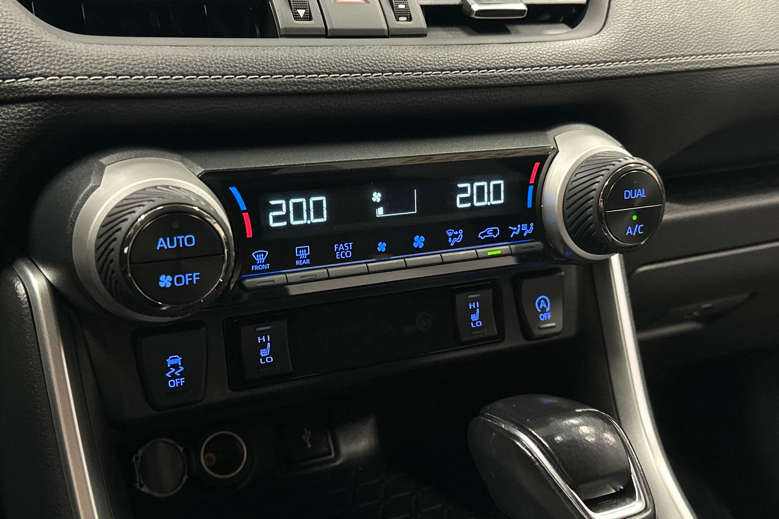 musta Toyota RAV4 2021 kuva 26.
