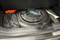 musta Toyota RAV4 2021 kuva 29.