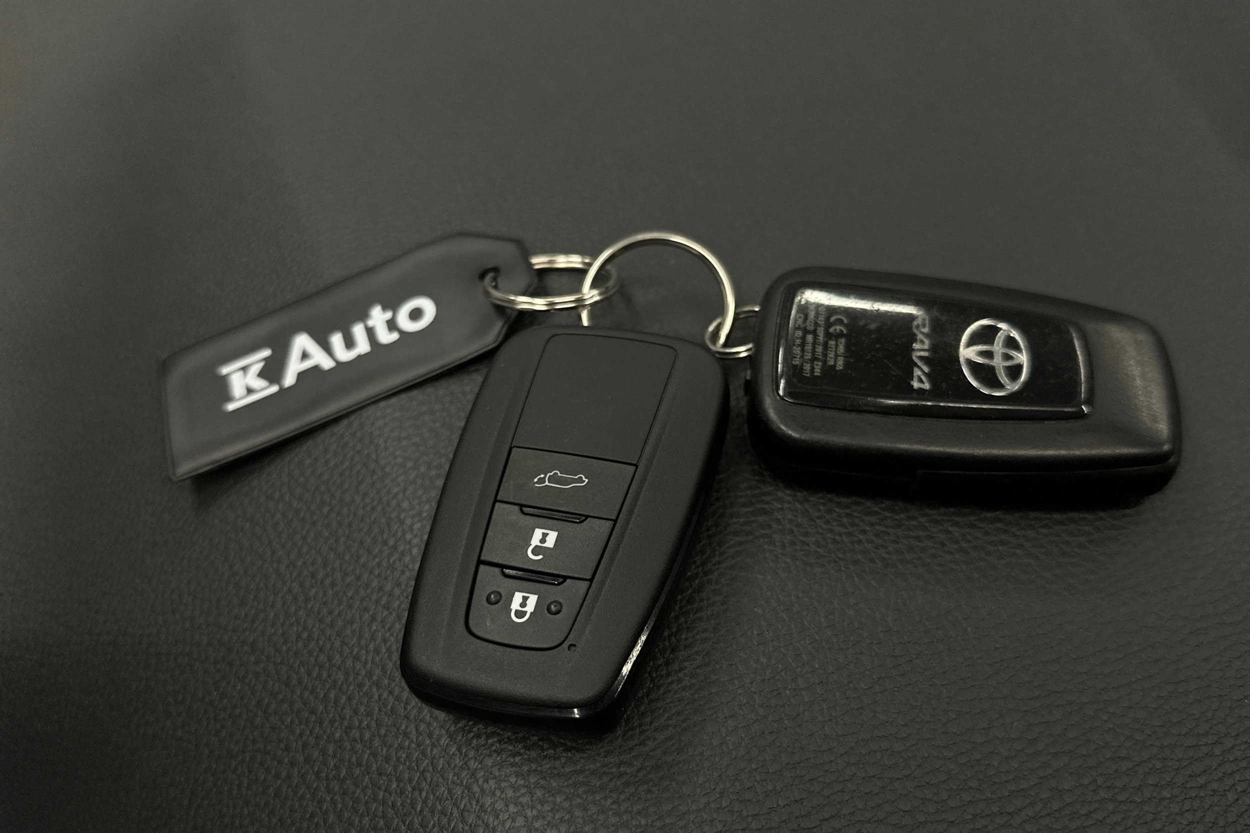 musta Toyota RAV4 2021 kuva 31.