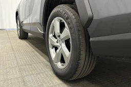 harmaa Toyota RAV4 2021 kuva 13.